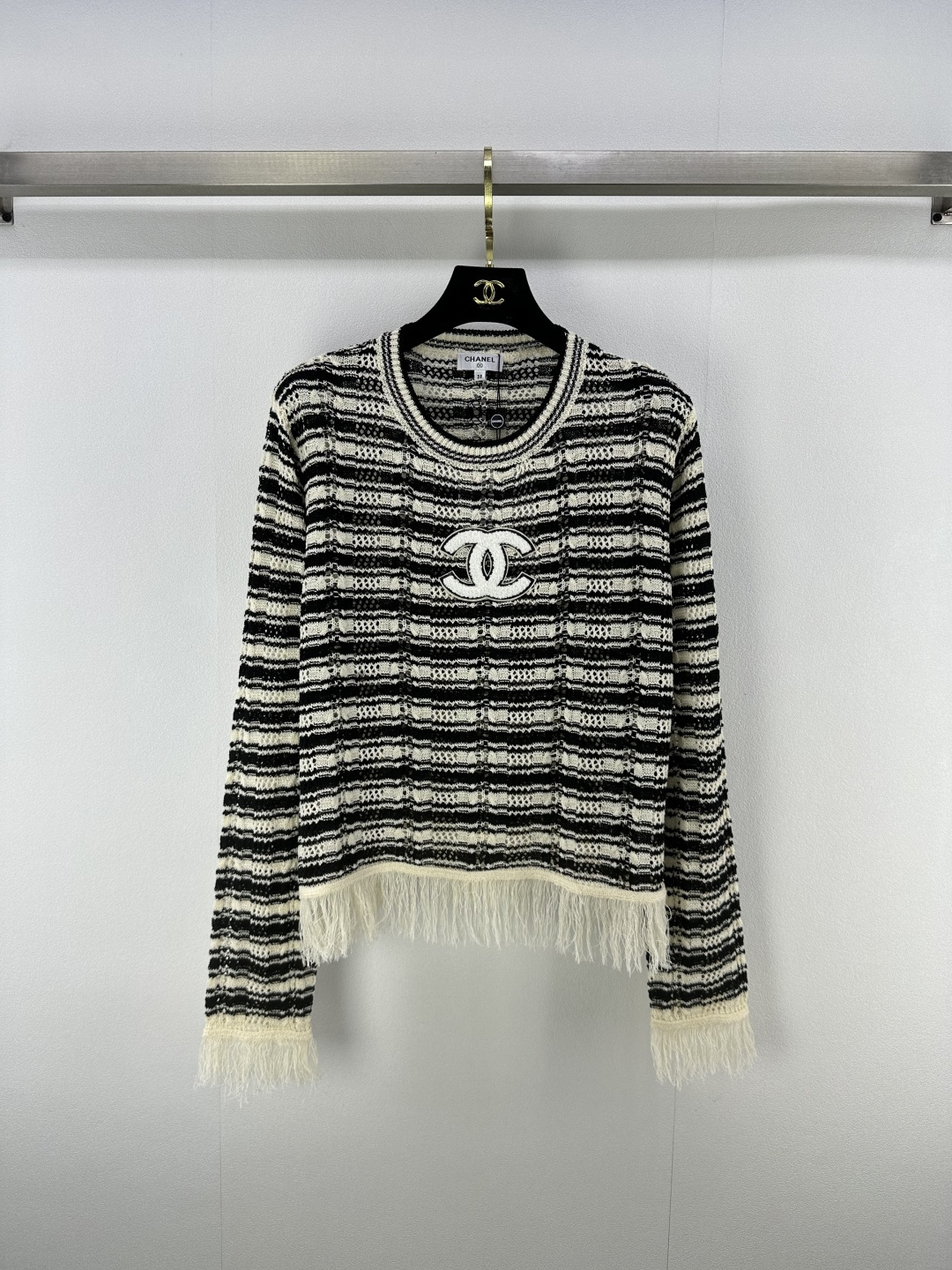 NO:443608,New details on CHAN*L 25 Spring and summer latest tassel edge knit round neck long sleeves!  A must-have for fashion experts!  The fringed edge design is unique, the large contrasting color flocking logo adds details, making the upper body look slimming!  3 color 3 code SML, chanel, alexander wang19860909CHAN*L上新细节 25 春夏最新流苏边针织圆领长袖！时尚达人必备！流苏边设计别具特色,大撞色植绒logo倍添细节,上身巨显瘦！ 3色3码SML,,chanel,alexander wang,Women's clothing