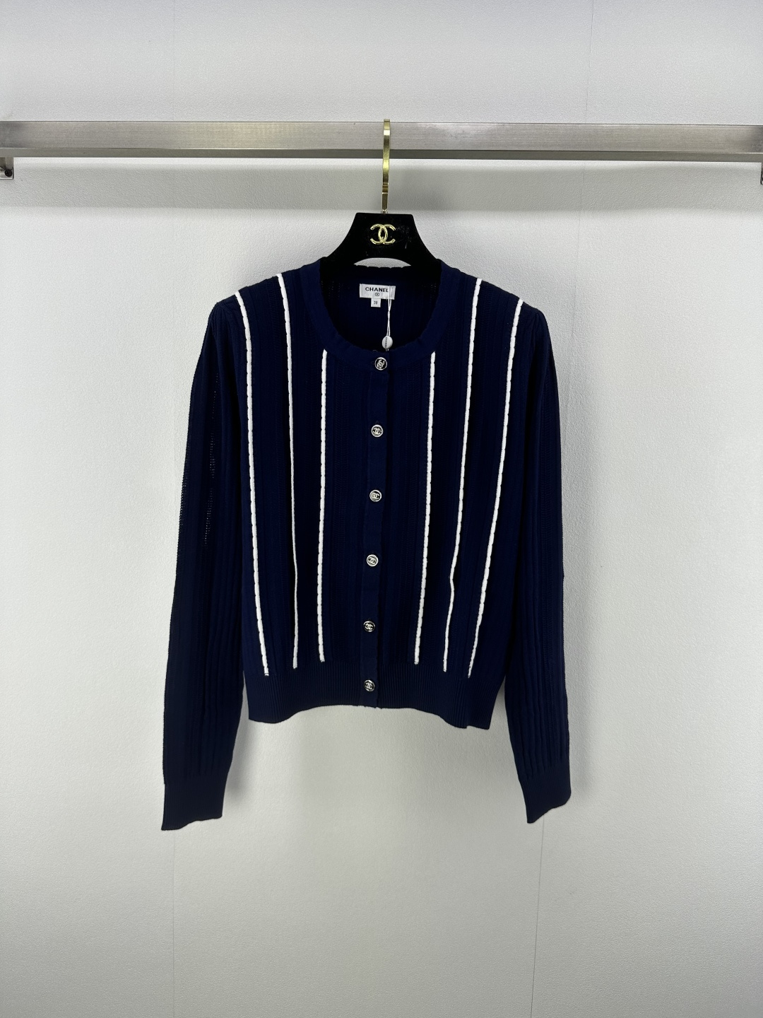 NO:439659,Chane* new details 25 New autumn and winter knitted round neck cardigan long sleeves with white stripes embellishment, exquisite metal buttons, short design to suit diverse outfits, simple and elegant, showing the small fragrance style, easy to grasp the French high-end feeling~ 1 color 3 code SML, chanel, alexander wang19860909Chane*上新细节 25 秋冬新款针织圆领开衫长袖 白条纹点缀 金属纽扣精致 短款设计适配多样穿搭 简约优雅 尽显小香风格 轻松拿捏法式高级感～ 1色3码SML,,chanel,alexander wang,Women's clothing