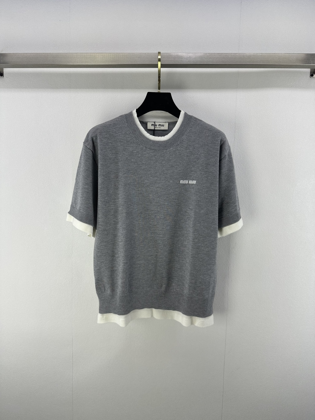 NO:439680,Miumi* new details 25 summer new knitted round neck splicing short sleeves Fake two-piece design Classic letter logo jacquard embellishment Youth college style Fashionable and everyday versatile 2 colors 3 codes SML, miumiu, T-shirt, alexander wang19860909Miumi*上新细节 25 夏季新款针织圆领拼接短袖 假两件设计 经典字母logo提花点缀 青春学院风 时髦日常百搭 2色3码SML,,miumiu,T-shirt,alexander wang,Women's clothing