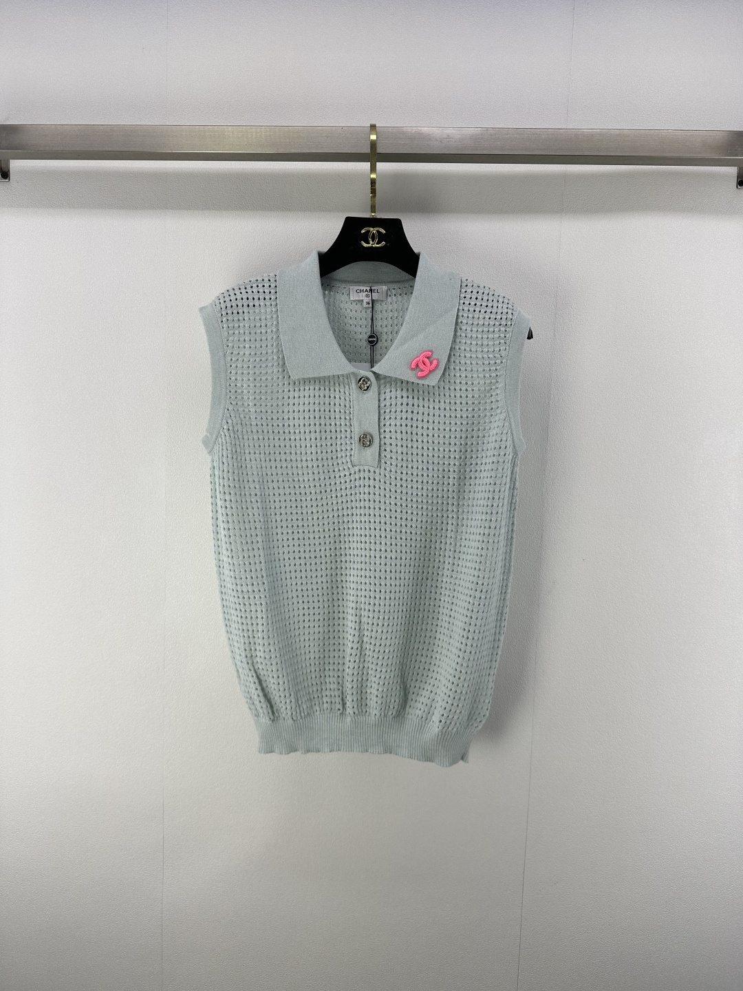 NO:439694,Chane* New Details 25 The latest lapel hollow vest in summer!  Contrasting color hollow texture!  A rich and beautiful woman must come in!  Luxury high-end items, classic round neck versatile style!  Elegant temperament and age-reducing girlish style!  2 colors 3 codes SML, chanel, alexander wang19860909Chane*上新细节 25 夏季最新翻领镂空背心！撞色镂空纹理！白富美必入！奢华高级单品,经典圆领百搭版型！气质优雅减龄少女风！ 2色3码SML,,chanel,alexander wang,Women's clothing