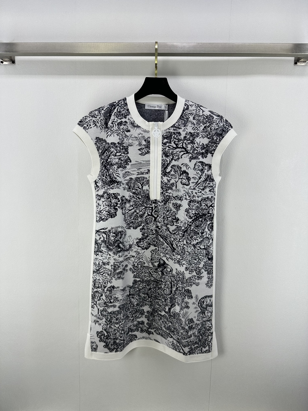 NO:439701,New details on Dio* 25 New summer products semi-zipper knitted jacquard vest skirt Customized YB imported yarn weaving, comfortable texture and full weight Vest skirt style, full body edge outlined in white, thread pit strip design elegant and intellectual, zipper half-open tilt is convenient to put on and take off, large body animal and plant natural jacquard full of jacquard, echoing the waist letter embroidery logo decoration, the overall shape is high-end and crisp, creating the brand's elegant and elegant style, adding a sense of style to the conventional and versatile style, fashionable and high-end outfit 3 colors and 3 codes SML,,dior, skirts,alexander wang19860909Dio*上新细节 25 夏季新品半拉链针织提花背心裙 定制YB进口纱线织造 质感舒适 分量十足 背心裙版型 通体包边以白色勾勒轮廓 螺纹坑条设计优雅知性 拉链半开襟便利穿脱 大身动植物自然丛林元素提花满铺 呼应腰间字母刺绣徽标装饰 整体造型高级挺括 打造品牌优雅气质风格 为常规百搭款式增添造型感 穿搭洋气高级 3色3码SML,,dior,skirts,alexander wang,Women's clothing