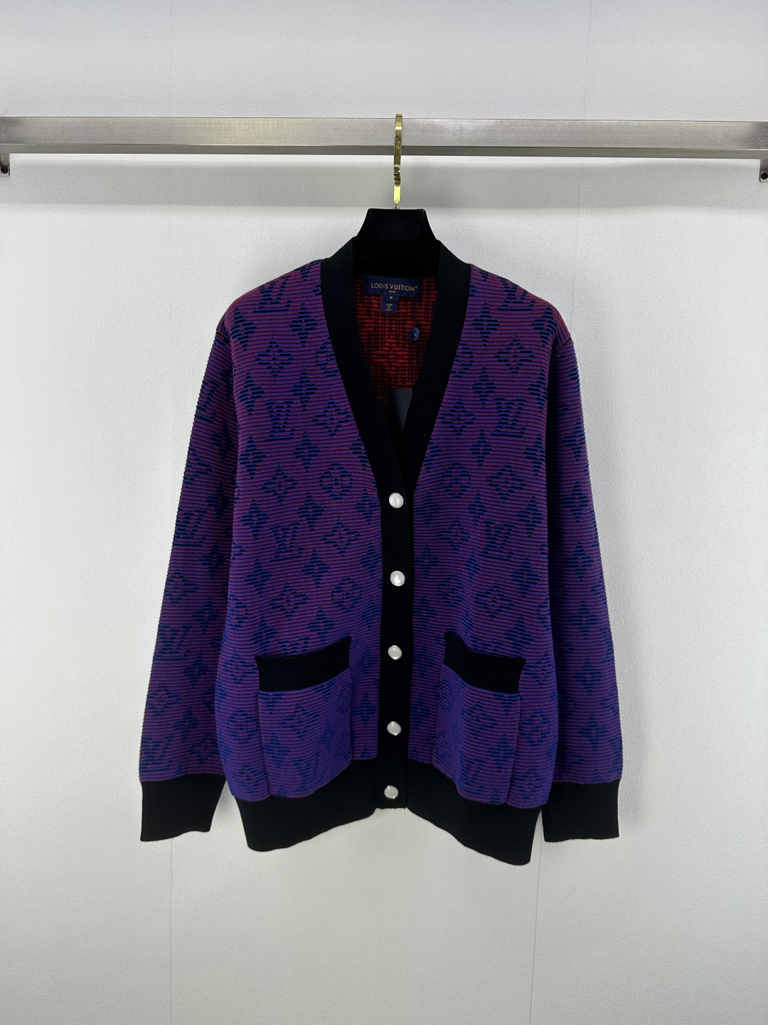 NO:439661,Lv New details 25 Early autumn new letters presbyterian v-neck cardigan!  Full print color jacquard classic and elegant, full of high-end feel, can also wear it alone, fully display the texture, versatile and casual, 2 colors, 3 size SML,, louis vuitton, alexander wang19860909Lv 上新细节 25 早秋新品字母老花v领开衫！满印彩色提花经典大气 气质配色满满的高级感 单穿也可 尽显质感 百搭又休闲 2色3码SML,,louis vuitton,alexander wang,Women's clothing