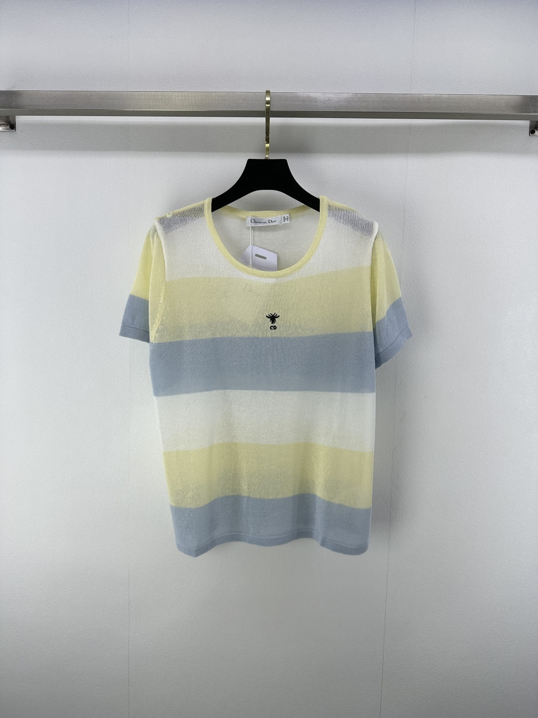 NO:443579,Dio* New Details 25 Spring and Summer Latest Colored Hollow Knit Round Neck Short Sleeves!  Customized blended yarn material, positioning logo, comfortable and stylish, relaxed and fashionable, hollow texture, agile and hazy but sexy, stripes make dopamine more vibrant, simple and versatile, loose style, modifying elegant lines, a must-have fashion focus outfit for commuting, dating and vacation!  2 color 3 code SML, dior, T-shirt, alexander wang19860909Dio* 上新细节 25 春夏最新彩色镂空针织圆领短袖！定制混纺纱线材质 定位logo小蜜蜂 舒适有型 松弛时髦 通体镂空肌理 灵动朦胧不失性感 条纹更显多巴胺活力 上身简约又百搭 宽松版型 修饰出优雅线条 通勤约会度假必备时尚焦点穿搭！ 2色3码SML,,dior,T-shirt,alexander wang,Women's clothing