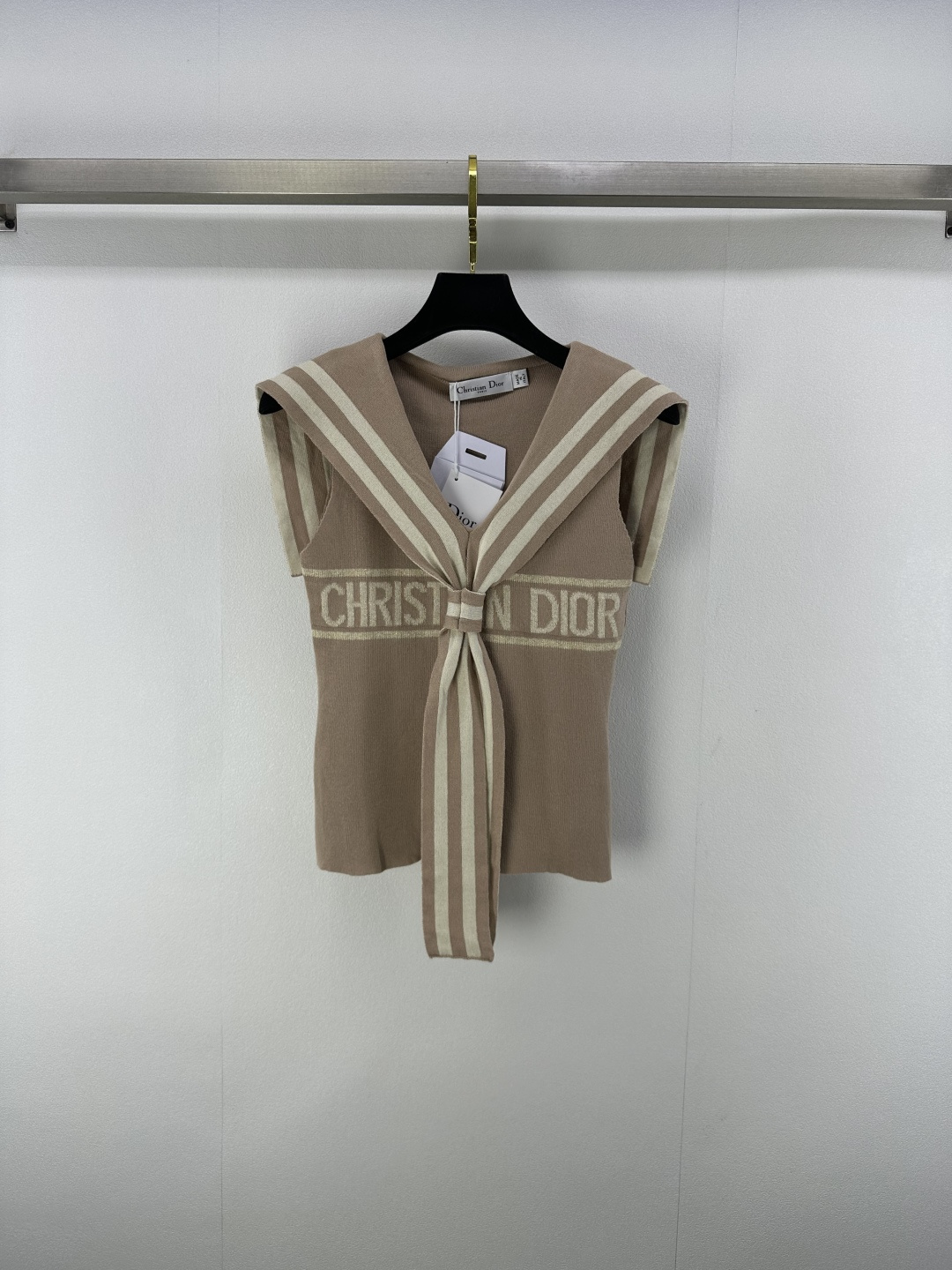 NO:442412,New details on Dio* 25 Spring and Summer Latest Contrast Striped Navy Collar Knitted Vest!  Customized wool knitted material, soft and comfortable, shawl vest cut, add exquisite tone, gold wire jacquard letter pattern decoration on the chest, show brand tone, slim and elastic, and the upper body is not picky!  2 color 3 code SML, dior, shawls, alexander wang19860909Dio*上新细节 25 春夏最新撞色条纹海军领针织背心！定制羊毛针织材质 柔软舒适 披肩背心裁剪 增添精致调性 胸前金丝提花字母图案装饰 展示品牌调性 修身有弹力 上身不挑人！ 2色3码SML,,dior,shawls,alexander wang,Women's clothing