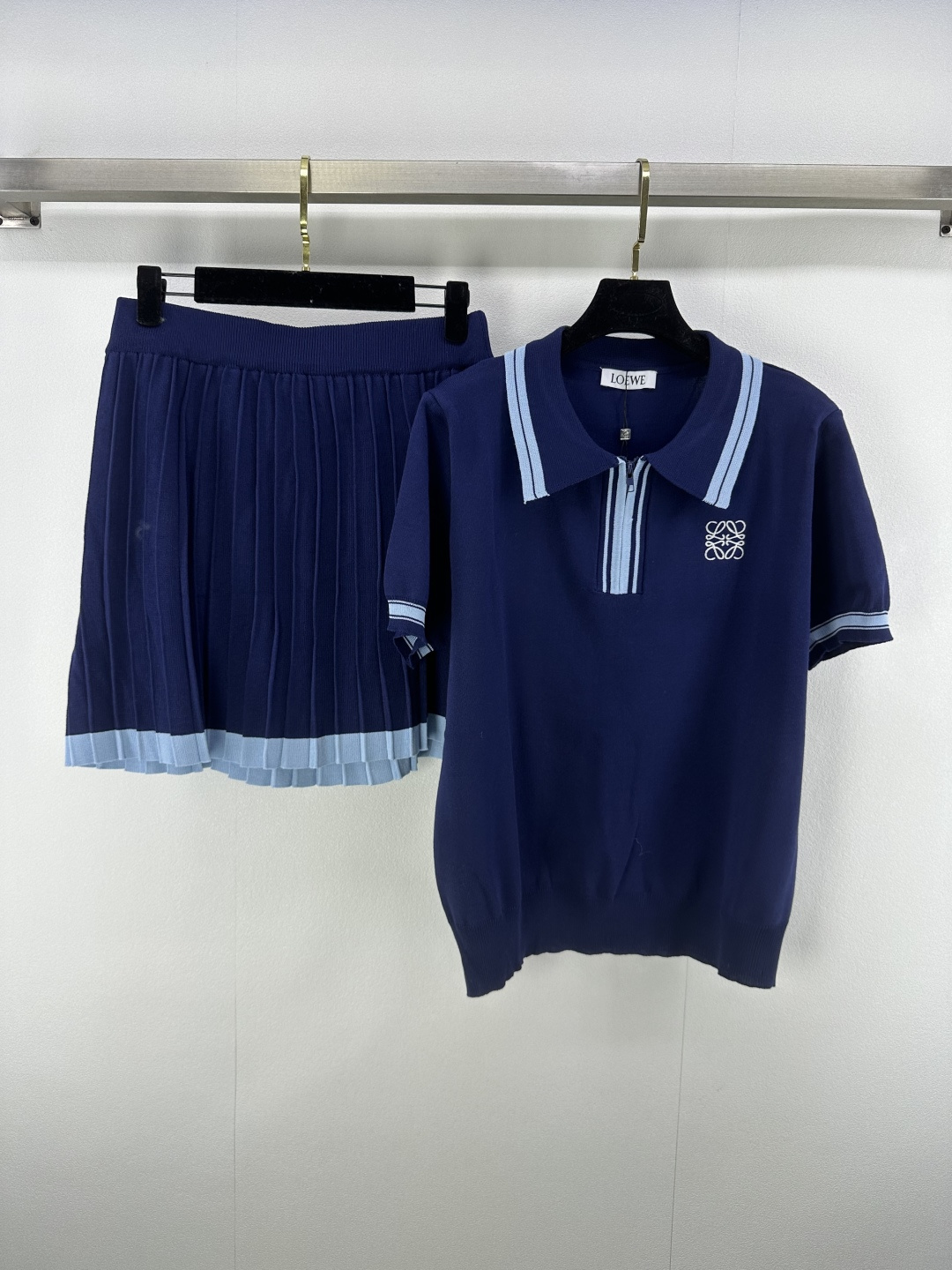 NO:442418,Loew* new details 25 spring and summer new knitted suit lapel half zipper design short-sleeved pleated skirt classic letter logo logo decoration classic fashionable daily commuting versatile 2 colors 3 codes SML, loewe, skirts, T-shirt, alexander wang19860909Loew*上新细节 25 春夏新款针织套装 翻领半拉链设计短袖百褶半裙 经典字母logo徽标装饰 经典时髦日常通勤百搭 2色3码SML,,loewe,skirts,T-shirt,alexander wang,Women's clothing