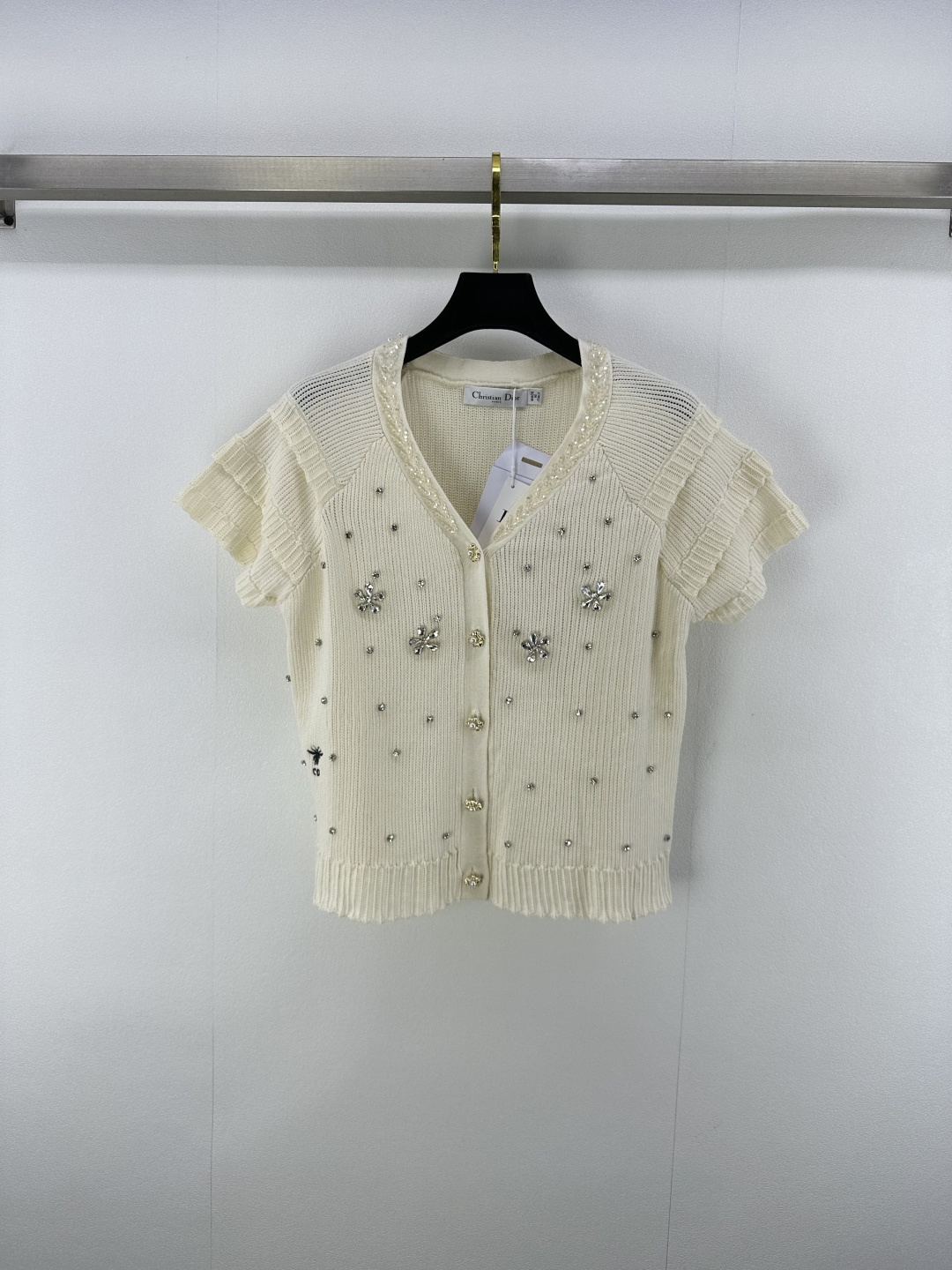 NO:444537,New details on Dio* 25 New summer v-neck beaded short sleeves, heavy industry beaded neckline, flower pearl buttons, playful outfits to make you look white!  Age-reducing fashion style exquisite details, a must-have item for trendy people, 2 colors and 3 sizes SML, dior, T-shirt, alexander wang19860909Dio*上新细节 25 夏季新款v领钉珠短袖 重工钉珠领口 花朵珍珠纽扣 穿搭俏皮减龄显白！减龄时尚款细节精致 潮人必备单品哦 2色3码SML,,dior,T-shirt,alexander wang,Women's clothing