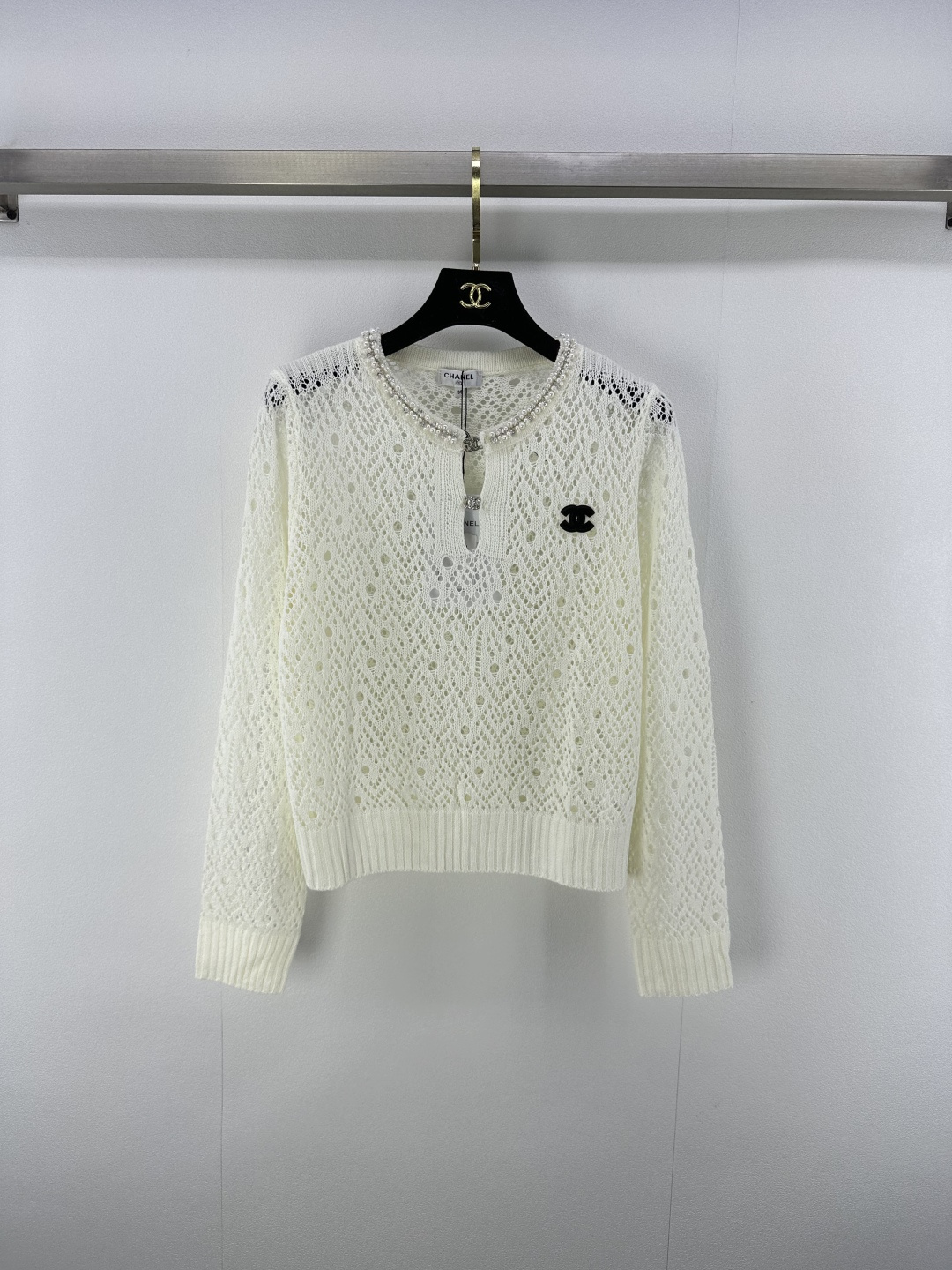 NO:442483,New details on CHANE* 25 New summer hollow bead long sleeves, the world Chanel, heavy craftsmanship hollow woven short sleeves. The edge wrapping process is luxurious and high-end. The original custom invisible metal hook buckle design, the H-style versatile style is not picky and fashionable and high-end!  What a gentle short-sleeved sleeve. Both the style and the fabric are very textured, like moonlight, white, so clear. The heroine of the gentle French movie is the visual feeling. The crochet is beautiful and romantic~ The customized yarn is delicate and texture is super awesome!  Sweet girl with elegant temperament ~ healing high appearance, 2 colors 3 SML, chanel, chanel, T-shirt, alexander wang19860909CHANE*上新细节 25 夏季新款镂空钉珠长袖 人间香奈儿,重工艺镂空编织短袖.包边工艺,气质奢华又高级.原版定制隐形金属勾扣设计,H版型百搭不挑人时髦又高级！好温柔的短袖.无论是版型还是面料都很有质感 如月光般的白色好有清透感 温柔法式电影女主即视感 钩织唯美浪漫～定制的纱线细腻质感超级棒！气质优雅的甜美少女～治愈系高颜值, 2色3码SML,,chanel,chanel,T-shirt,alexander wang,Women's clothing