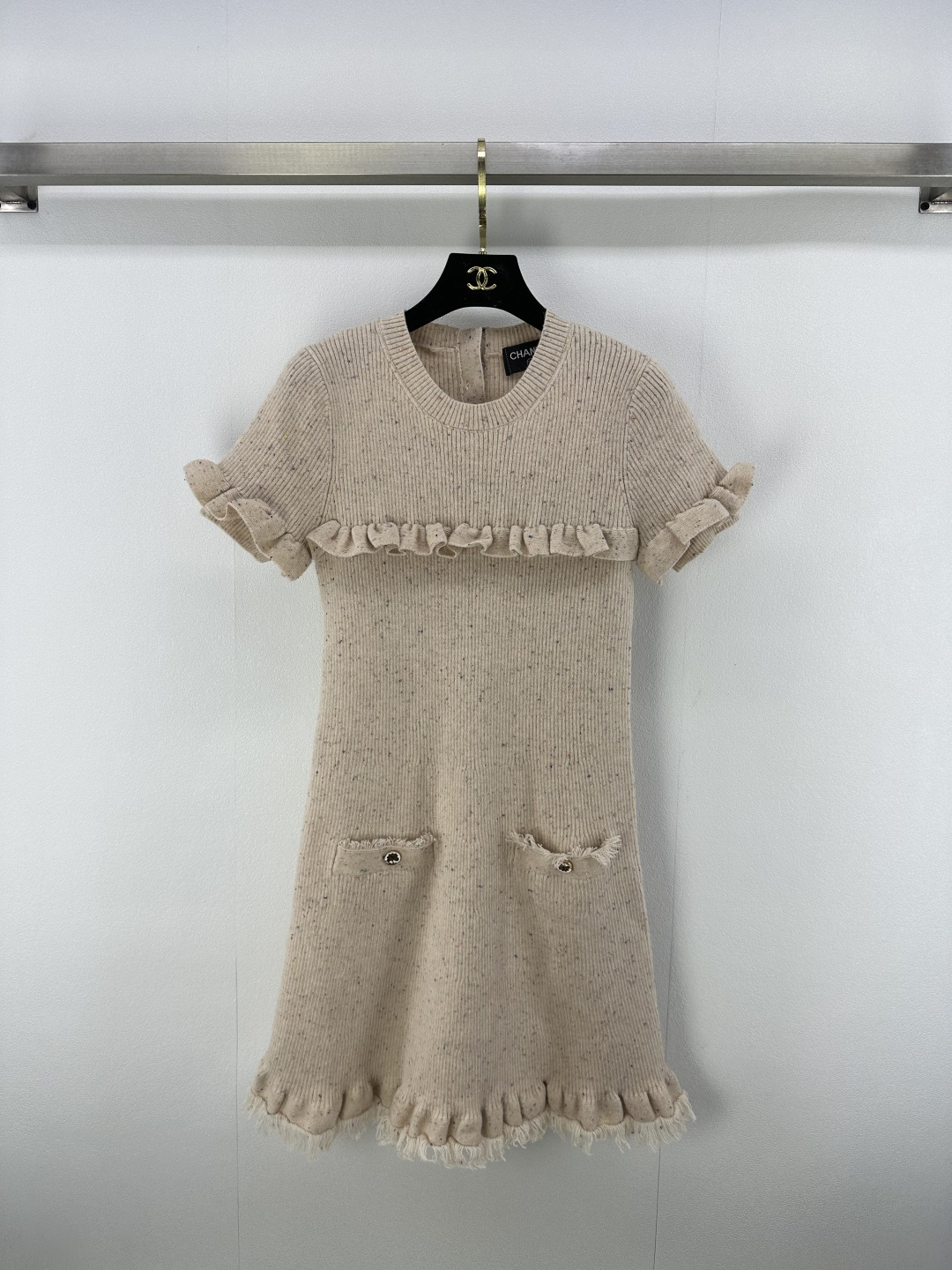 NO:441375,Chane* new details 25 New summer products round neck short-sleeved black earrings knitted dress Customized YB wool yarn wool soft and comfortable elastic high-end round neck short-sleeved knitted dress tailoring convenient to put on and take off Large body vertical pit stripes and full of stripes on the edges and chests are decorated with three-dimensional black earrings and laces with pocket edges. Fully delicate and exquisite camellia buttons show Xiangjia’s best temperament and famous style. Elastic three-dimensional cutting has a waist-hugging effect. Highlight curves and add a gentle atmosphere. Elegant dressing temperament: 1 color 3 SML, chanel, chanel, skirts, T-shirt, alexander wang19860909Chane*上新细节 25 夏季新品圆领短袖木耳边针织连衣裙 定制YB羊毛纱线织造 柔软舒适 弹力高级 圆领短袖针织连衣裙剪裁 套头设计便利穿脱 大身竖坑条纹路满铺 包边胸前均以立体木耳花边装点 配合口袋边絮状点缀 精致度满分 精致山茶花纽扣展现香家最拿手的气质名媛风格 弹力立体裁剪起到收腰效果 突出曲线 增添温柔气息 穿搭气质优雅 1色3码SML,,chanel,chanel,skirts,T-shirt,alexander wang,Women's clothing