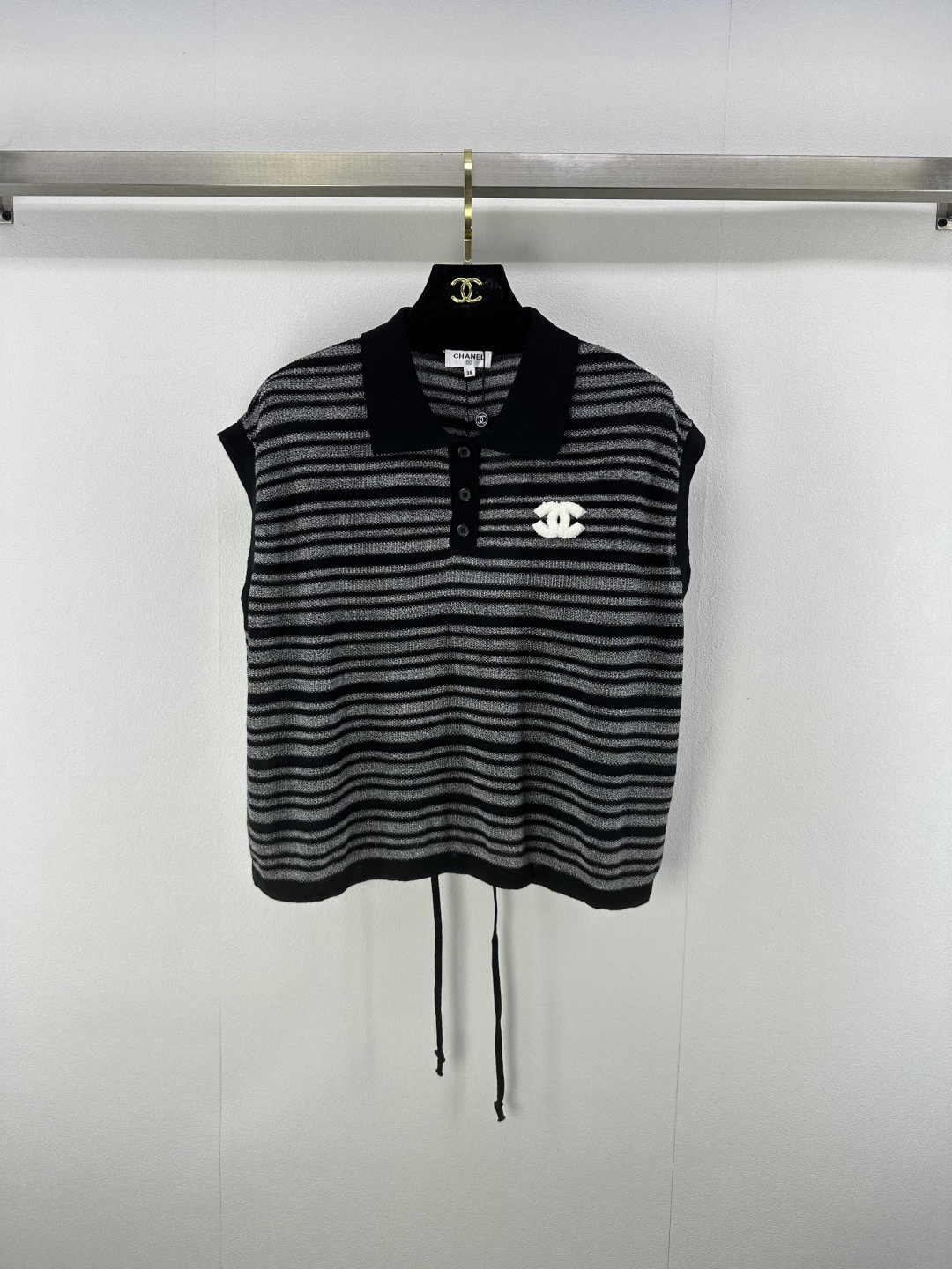 NO:442401,New details on Chane* 25 summer strap striped knitted vest Customized YB imported yarn weaving Soft and skin-friendly Comfortable and stylish Round neck knitted short-sleeved tailoring Beautify the proportion of head and shoulders More slimming wide sleeves Comfortable and cool The stripes in the whole body vary in thickness, interlaced collision to create a sense of layering, combined with the letter flocking logo on the chest, strong retro style, regular style using straps to increase the design sense, inclusive of body shape, elastic and sweet and fashionable 1 color 3 codes SML, chanel, T-shirt, alexander wang19860909Chane*上新细节 25 夏季绑带条纹针织背心 定制YB进口纱线织造 柔软亲肤 舒适有型 圆领针织短袖剪裁 美化头肩比例更显瘦 阔袖舒适清凉 通体两色条纹粗细不一 交错碰撞形成层次感 配合胸前字母植绒徽标装饰 复古风格强烈 常规版型利用绑带增加设计感 包容身材 弹力十足甜美洋气 1色3码SML,,chanel,T-shirt,alexander wang,Women's clothing