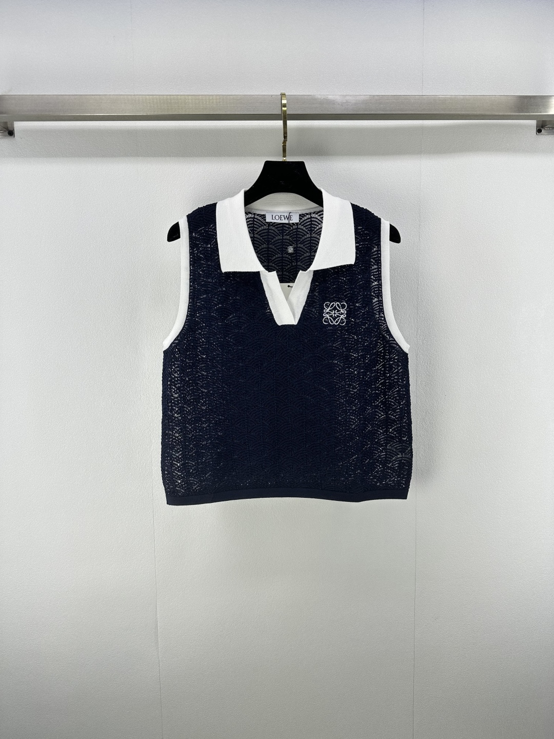 NO:442407,New details on Loew* 25 Spring and Summer Lapel Hollow Vest!  Contrast color edge hollow texture!  A rich and beautiful woman must come in!  Luxury high-end items, classic V-neck versatile style!  Elegant temperament and age-reducing girlish style!  2 color 3 code SML, loewe, alexander wang19860909Loew*上新细节 25 春夏最新翻领镂空背心！撞色边缘镂空纹理！白富美必入！奢华高级单品,经典v领百搭版型！气质优雅减龄少女风！ 2色3码SML,,loewe,alexander wang,Women's clothing