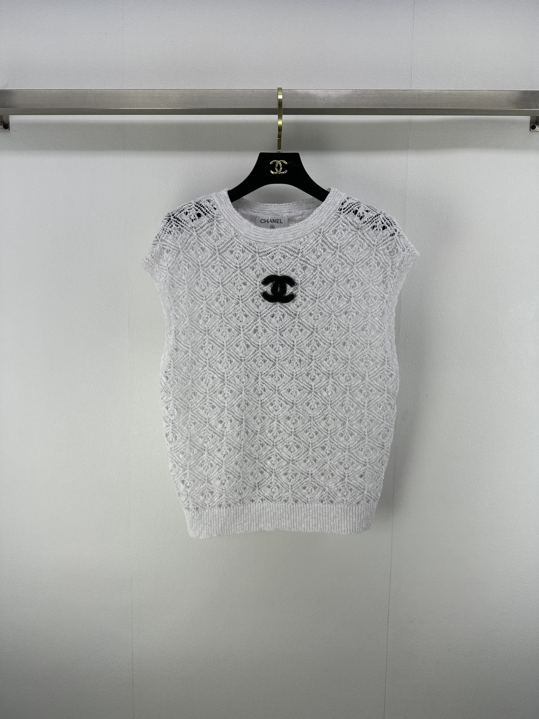 NO:444530,Chane* new details 25 New summer knitted round-neck textured vest, simple and luxurious style, delicate knitted texture, exquisite hollow embellishment, soft and skin-friendly, easy to control various occasions 2 colors 3 codes, chanel, alexander wang19860909Chane*上新细节 25 夏季新款针织圆领纹理背心 简约中彰显奢华格调 细腻针织纹理 精致镂空点缀 触感柔软亲肤 轻松驾驭多样场合 2色3码SML,,chanel,alexander wang,Women's clothing