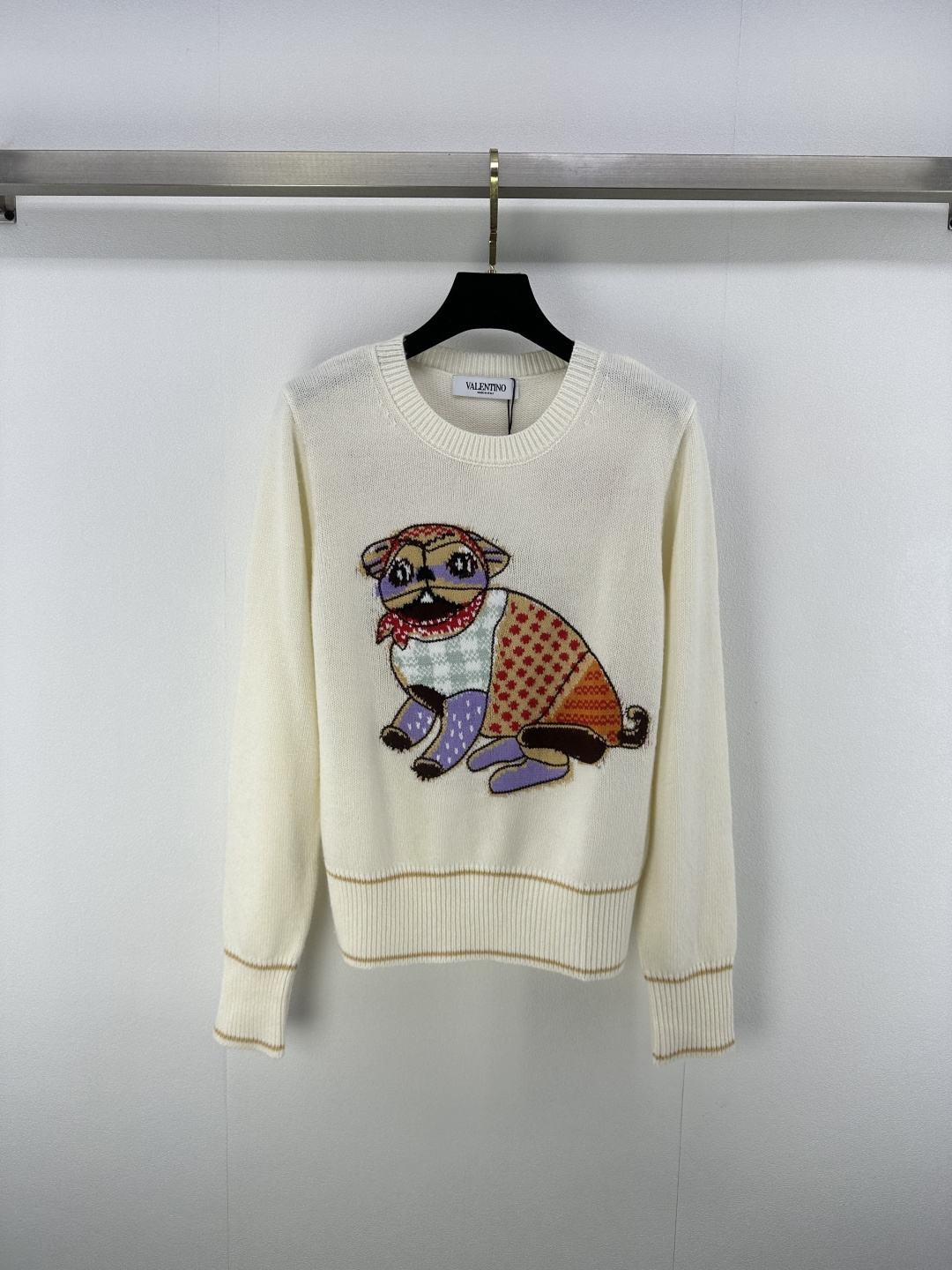 NO:443593,New details on Valentin* 25FW autumn and winter new style pugby embroidered round neck color-blocked knitted long sleeves contrasting color design Super cute puppy pattern, knitted fabric is comfortable and warm, the style is very good, suitable for autumn and winter outfits. The quality of workmanship depends on the details!  2 colors 3 codes SML, valentino, alexander wang19860909Valentin*上新细节 25FW 秋冬新款巴哥刺绣圆领拼色针织长袖 撞色设计 超可爱的小狗图案,针织面料舒服保暖,版型很好看,适合秋冬穿搭.做工品质看细节！ 2色3码SML,,valentino,alexander wang,Women's clothing