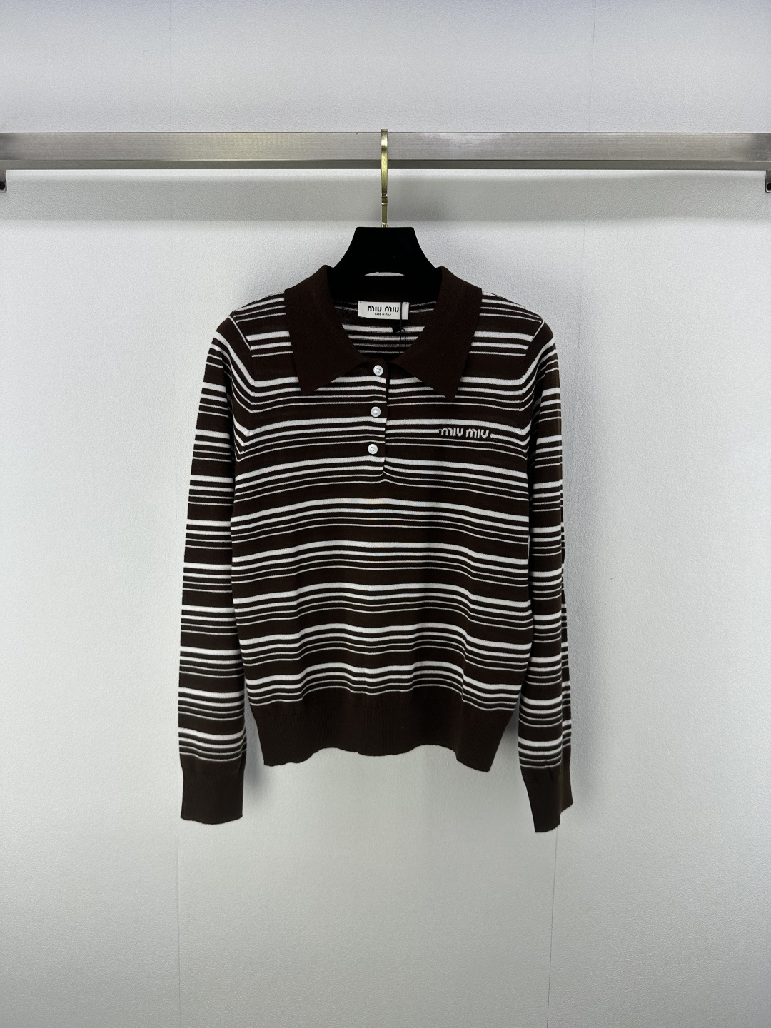 NO:445529,New details on MiuMi* 25 Spring and Summer Latest Knitted Striped Lapel Long Sleeve!  Imported yarn weaving, comfortable to wear, soft and delicate, letters and logos on the chest, highlight the brand tone, the three-color striped texture of ready-to-wear shows temperament and retro style, and adds an elegant atmosphere to the upper body!  2 colors 3 codes SML, miumiu, alexander wang19860909MiuMi*上新细节 25 春夏最新针织条纹翻领长袖！进口纱线织造 穿搭舒适 柔软细腻 胸前字母徽标装点 彰显品牌调性 成衣三色条纹肌理交替 展现气质复古风格 上身增添优雅气息！ 2色3码SML,,miumiu,alexander wang,Women's clothing