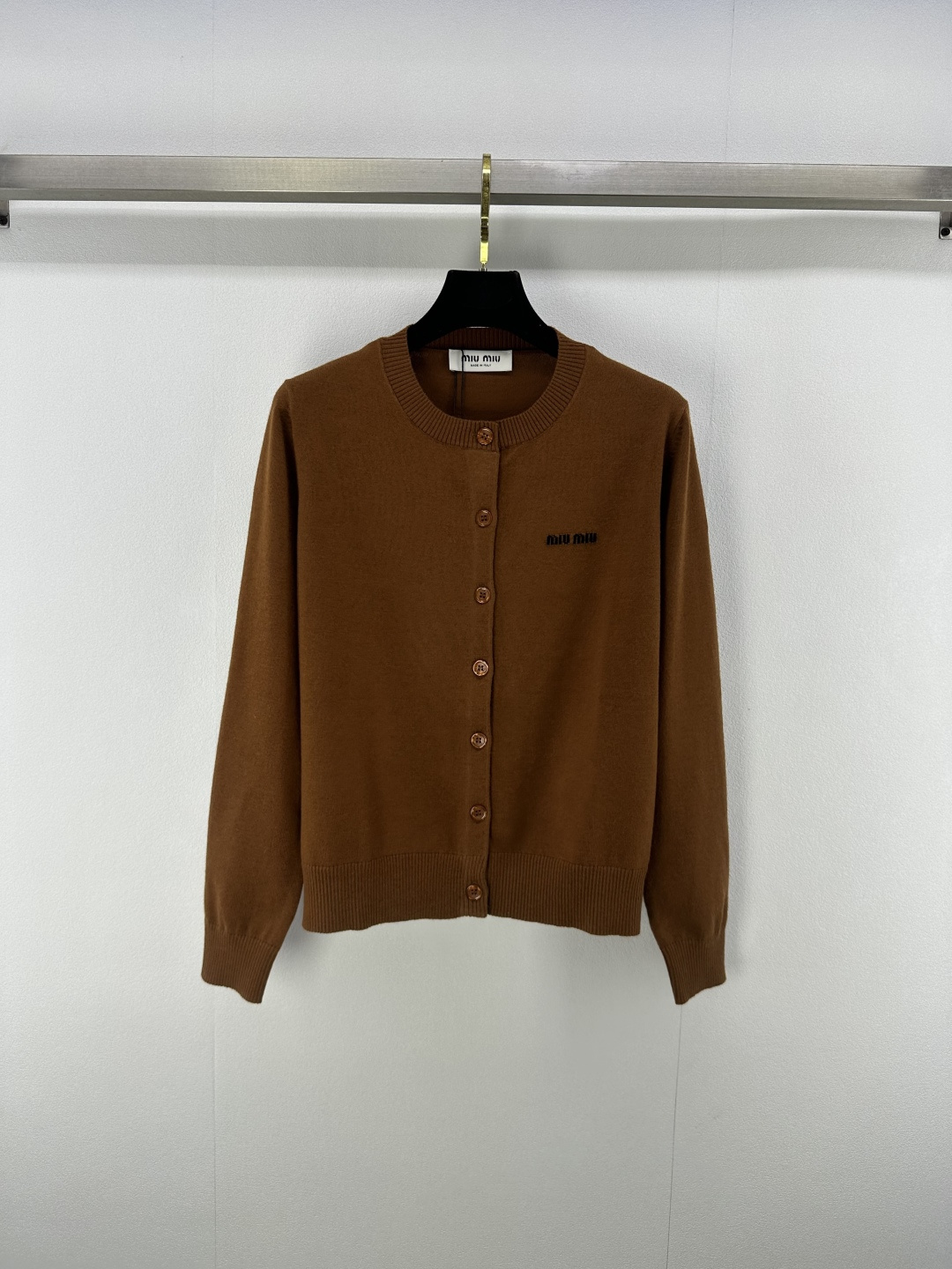 NO:443586,Miumi* new details 25 Spring and Autumn New Knitted Round Neck Cardigan Classic Letter Logo Contrast Jacquard Decoration yb Open-Model Alphabet Logo Button Embellishment Classic Fashionable and versatile Academy Style. 3 Colors and 3 Codes SML, miumiu, alexander wang19860909Miumi*上新细节 25 春秋新款针织圆领开衫 经典字母logo撞色提花装饰 yb开模字母logo纽扣点缀 经典时髦百搭学院风 . 3色3码SML,,miumiu,alexander wang,Women's clothing