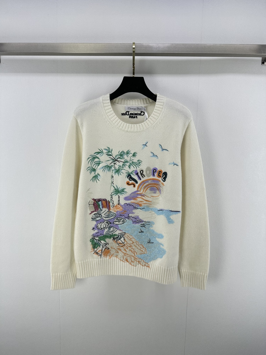 NO:443642,Dio* New Details 25 The latest urban limited series of embroidered pullover long-sleeved sweaters in early autumn!  Customized wool yarn weaving, high-quality texture, comfortable and soft, round neck long-sleeved sweater cut, regular elastic style, wide threaded edges on the neckline cuffs echo the hem of the clothes, chest embroidery craftsmanship outlines the beach and beach pattern, decorate with letters, highlights the high-end positioning and fashionable tone, creates a fashionable atmosphere, and makes the style more durable!  2 color 3 code SML, dior, sweaters, alexander wang19860909Dio*上新细节 25 早秋最新城市限定系列刺绣套头长袖毛衣！定制羊毛纱线织造 质感高级 舒适柔软 圆领长袖毛衣剪裁 常规弹力版型 领口袖口宽螺纹包边与衣摆相呼应 胸前刺绣工艺 勾勒出沙滩海边图案 配合字母装点 彰显高级定位和时尚调性 打造时髦氛围感 让风格更耐！ 2色3码SML,,dior,sweaters,alexander wang,Women's clothing