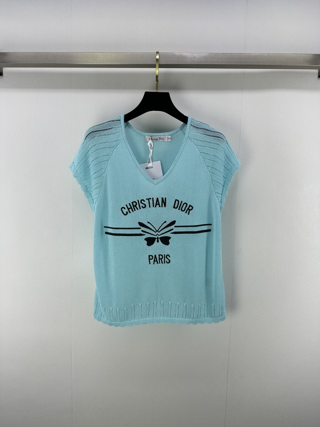 NO:442424,New details on Dio* 25 New summer knitted v-neck butterfly short sleeves each embroidered with the iconic 'CHRISTIAN DIOR PARIS' and butterfly elements to highlight the brand style High-quality knitted fabric Soft touch Comfortable and breathable Wearable for easy control whether it is a daily street or a casual party 3 colors and 3 codes SML, dior, T-shirt, alexander wang19860909Dio*上新细节 25 夏季新款针织v领蝴蝶短袖每一件都绣有标志性的“CHRISTIAN DIOR PARIS”字样与蝴蝶元素 彰显品牌格调 优质针织面料 触感柔软 穿着舒适透气 无论是日常出街还是休闲聚会 都能轻松驾驭 3色3码SML,,dior,T-shirt,alexander wang,Women's clothing