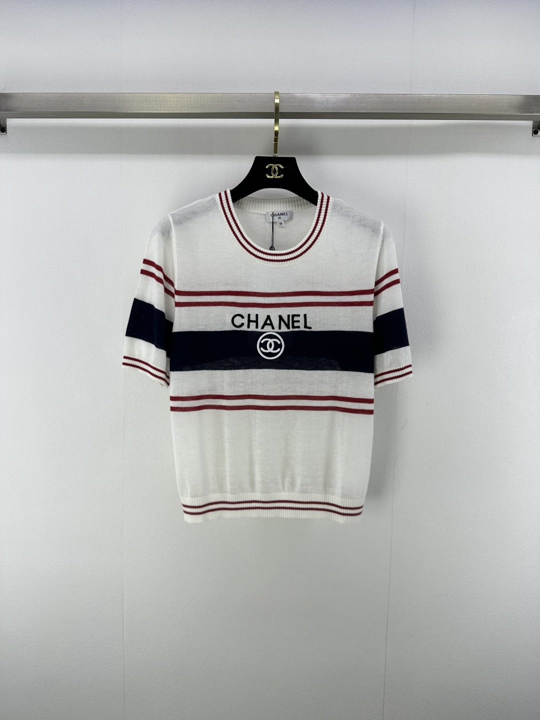 NO:442430,New Details on Chane* 25 Newest Alphabet Striped Knit Short Sleeve in Summer!  Customized YB silk wool yarn wool is soft and comfortable, fashionable and slim. The logo on the chest is embroidered with letters to show the brand tone. The stripes are contrasting in colors and are classic and durable!  2 color 3 code SML, chanel, T-shirt, alexander wang19860909Chane*上新细节 25 夏季最新字母条纹针织短袖！定制YB丝毛纱线织造 柔软舒适 洋气显瘦 胸前logo标志字母刺绣 彰显品牌调性 通体条纹撞色经典耐看！ 2色3码SML,,chanel,T-shirt,alexander wang,Women's clothing