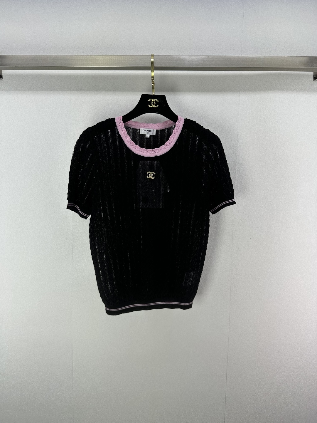 NO:445487,Chane* New Details 25 The latest contrasting hollow short sleeves in summer!  Contrast color edge hollow texture!  A rich and beautiful woman must come in!  Luxury high-end items, classic round neck versatile style!  Elegant temperament and age-reducing girlish style!  3 color 3 code SML, chanel, T-shirt, alexander wang19860909Chane*上新细节 25 夏季最新撞色镂空短袖！撞色边缘镂空纹理！白富美必入！奢华高级单品,经典圆领百搭版型！气质优雅减龄少女风！ 3色3码SML,,chanel,T-shirt,alexander wang,Women's clothing