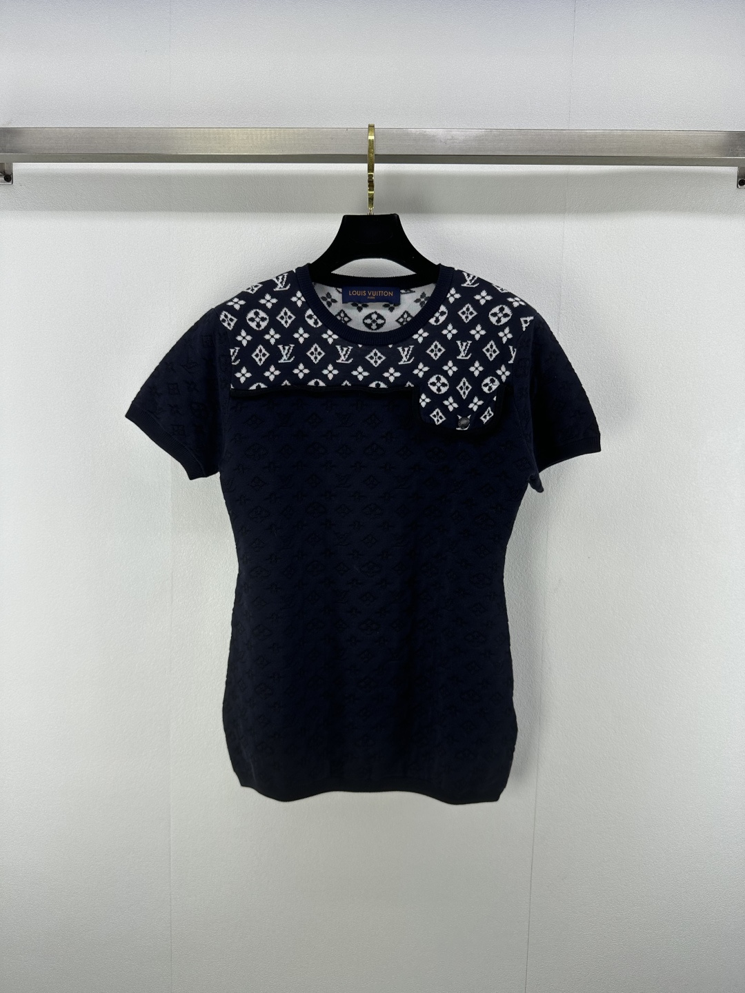 NO:442446,New details on LV 25 New summer classic old-fashioned color-blocking short sleeves, fashionable and high-end feel, elastic and tighter, more refined, slim outfit, style and body inclusive, showing slack tone, highlighting the light luxury and fashionable temperament, all seasons, 1 color and 3 size SML,,louis vuitton, T-shirt, alexander wang19860909LV上新细节 25 夏季新款经典老花拼色短袖 时尚高级感洋气十足 弹性松紧更显精致 穿搭显瘦 版型包容身材 尽显松弛调性 凸显轻奢时髦气质 四季时尚穿搭 1色3码SML,,louis vuitton,T-shirt,alexander wang,Women's clothing