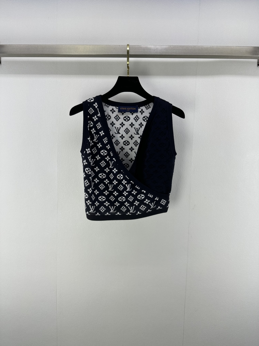 NO:442456,New details on LV 25 New summer classic old-fashioned color vest, fashionable and high-end, elastic and tighter, more refined, slimming outfit, style and body-encompassing, showing slack tone, highlighting the light luxury and fashionable temperament, all seasons, 1 color and 3 size SML,,louis vuitton,alexander wang19860909LV上新细节 25 夏季新款经典老花拼色背心 时尚高级感洋气十足 弹性松紧更显精致 穿搭显瘦 版型包容身材 尽显松弛调性 凸显轻奢时髦气质 四季时尚穿搭 1色3码SML,,louis vuitton,alexander wang,Women's clothing