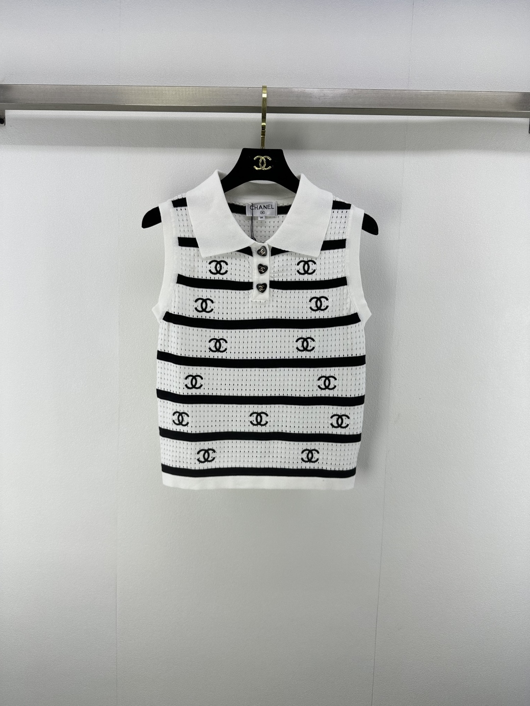 NO:442396,Chane* new details 25 Summer new style full-print letter hollow knitted lapel vest Custom yarn full-print logo The upper body is white and has a high-end feeling. Simple and yet ingenious design and easy to create a delicate atmosphere outfit~ 2 colors and 3 codes SML, chanel, alexander wang19860909Chane*上新细节 25 夏季新款满印字母镂空针织翻领背心 定制纱线满印logo 上身气质白搭 高级感十足 简约又不失设计巧思轻松打造精致氛围感穿搭~ 2色3码SML,,chanel,alexander wang,Women's clothing