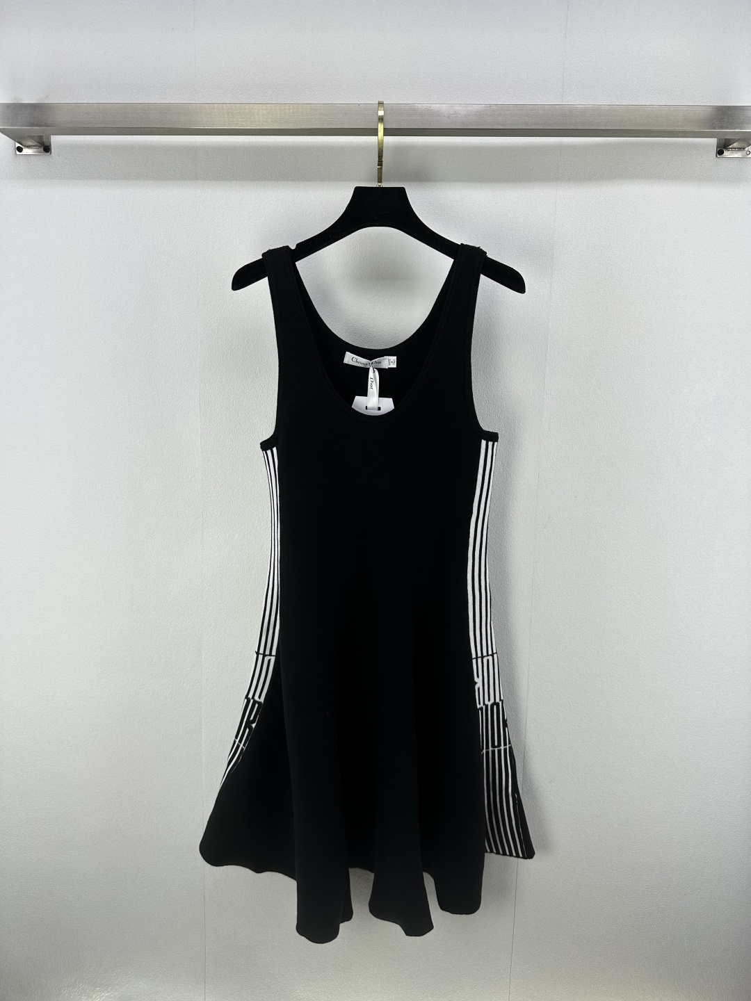 NO:442492,Dio *New details 25 New summer vest skirt The design of this black skirt is simple and elegant, and the white stripes on the sides add a touch of agility. Those who wear it must be a beautiful landscape in the crowd. 1 color 3 codes SML, dior, skirts, alexander wang19860909Dio *上新细节 25 夏季新款背心裙 这条黑裙子的设计简约又不失优雅,侧边的白条纹增添了一丝灵动,穿上它的人想必是人群中一道亮丽的风景线 1色3码SML,,dior,skirts,alexander wang,Women's clothing