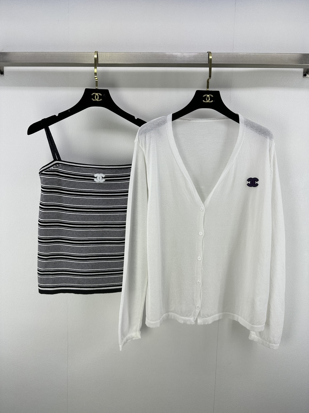 NO:445473,Chane* new details 25 New summer v-neck cardigan Customized YB cotton wool yarn wool yarn soft and skin-friendly Comfortable and stylish YB yarn color and dye Reduce the quality v-neck cardigan style The neckline is properly adjusted to reveal the skin, beautify the head and shoulders proportions to make the body look slimmer, irregular and low saturation color blocks are interlaced, the two colors are optional, the top and bottom echo the decoration is lit, showing taste, elastic style is inclusive, playful and age-reducing, easy to control during daily travel or party 2 colors 3 codes SML, chanel, alexander wang19860909Chane*上新细节 25 夏季新款v领开衫 定制YB棉毛纱线织造 柔软亲肤 舒适有型 YB纱线定色定染 还原品相 v领开衫版型 领口调节恰当露肤 美化头肩比例更显瘦 通体不规则低饱和色块交错 两色可选复古风格强烈 上下呼应装饰点亮 彰显品味 弹力版型包容身材 俏皮减龄显白 日常出行或聚会轻松驾驭 2色3码SML,,chanel,alexander wang,Women's clothing