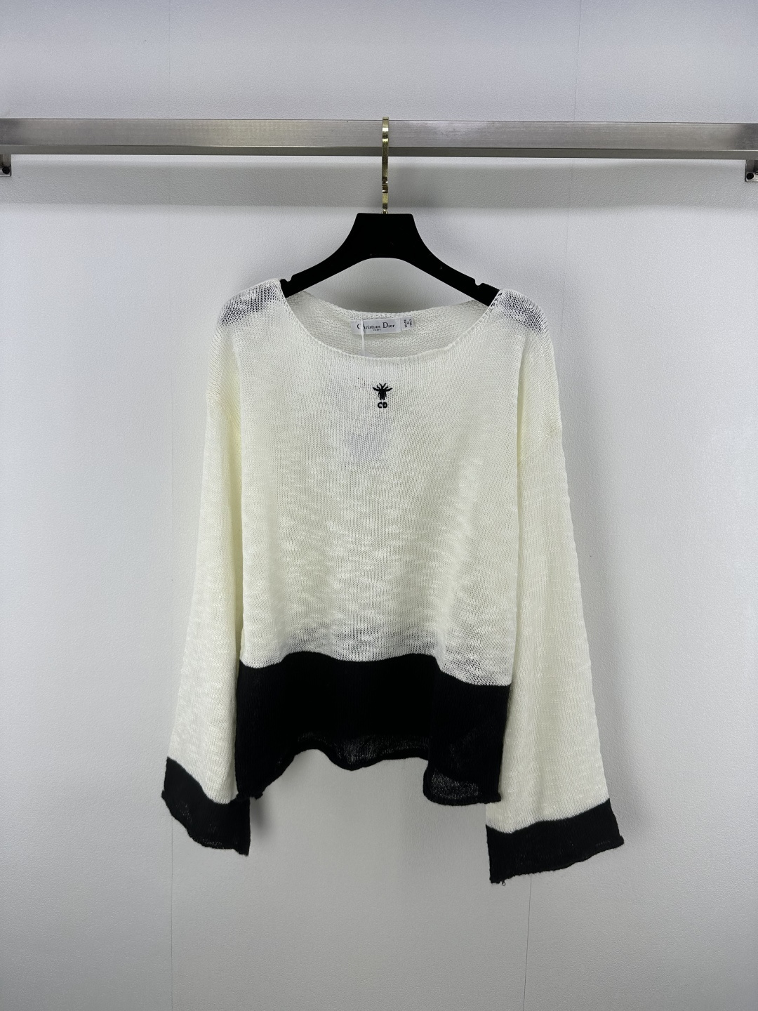 NO:445480,Dio* New Details 25 Spring and Summer Latest Hollow Knit Long Collar Short Sleeves!  Customized blended yarn material, positioning logo, comfortable and stylish, relaxed and fashionable, agile and hazy, sexy, more dopamine-energetic, simple and versatile upper body, loose style, modify elegant lines, a must-have fashion focus outfit for commuting, dating and vacation!  3 color 3 code SML, dior, T-shirt, alexander wang19860909Dio* 上新细节 25 春夏最新镂空针织长领短袖！定制混纺纱线材质 定位logo小蜜蜂 舒适有型 松弛时髦 灵动朦胧不失性感 更显多巴胺活力 上身简约又百搭 宽松版型 修饰出优雅线条 通勤约会度假必备时尚焦点穿搭！ 3色3码SML,,dior,T-shirt,alexander wang,Women's clothing