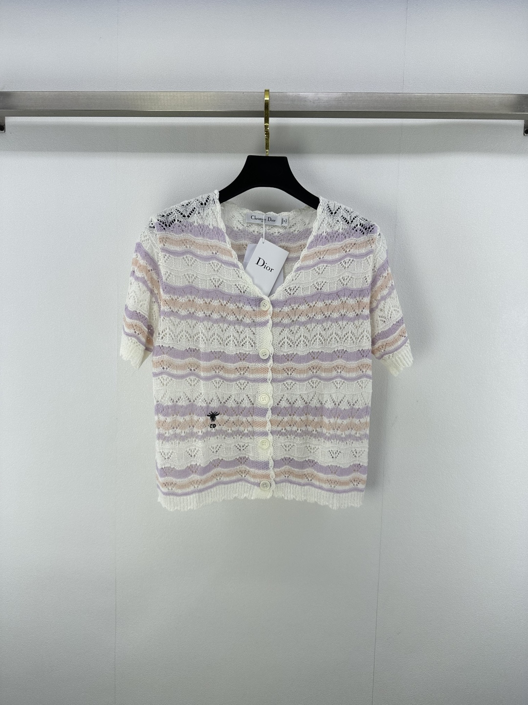 NO:445494,Dio* New Details 25 Spring and Summer Newest Hollow Knitted V-neck Short Sleeves!  Custom blended yarn weaving, high-quality and breathable texture, knitted short-sleeved top cut, fine crochet texture, outlines a variety of hollowed-out patterns, highlighting the high-end feeling of outfit, hollow design makes it look slimmer, showing a slack tone, and the little bee logo on the chest highlights the light luxury and fashionable temperament!  2 color 3 code SML, dior, T-shirt, alexander wang19860909Dio* 上新细节 25 春夏最新镂空针织V领短袖！定制混纺纱线织造 质感高级透气 针织短袖上衣剪裁 通体利用细密钩针肌理 勾勒出镂空多种花纹交错图案 凸显穿搭高级感 镂空设计更显瘦 尽显松弛调性 胸前小蜜蜂徽标 凸显轻奢时髦气质！ 2色3码SML,,dior,T-shirt,alexander wang,Women's clothing