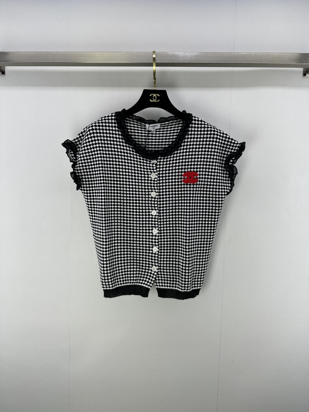 NO:445501,Chane* New Details 25 Spring and Summer Latest Lace Check Short Sleeves!  Custom imported yarn weaving, high-quality texture and comfortable, plaid texture and patterned texture, chest logo brand label, highlight the brand personality, highlight the high-end feeling of outfit, elastic and tighter, more refined, slimming outfit, full of relaxation and tone, light luxury and fashionable temperament!  1 color 3 code SML, chanel, T-shirt, alexander wang19860909Chane* 上新细节 25 春夏最新花边格纹短袖！定制进口纱线织造 质感高级舒适 格纹肌理纹路 胸前logo品牌标签 彰显品牌个性 凸显穿搭高级感 弹性松紧更显精致 穿搭显瘦 尽显松弛调性 轻奢时髦气质！ 1色3码SML,,chanel,T-shirt,alexander wang,Women's clothing