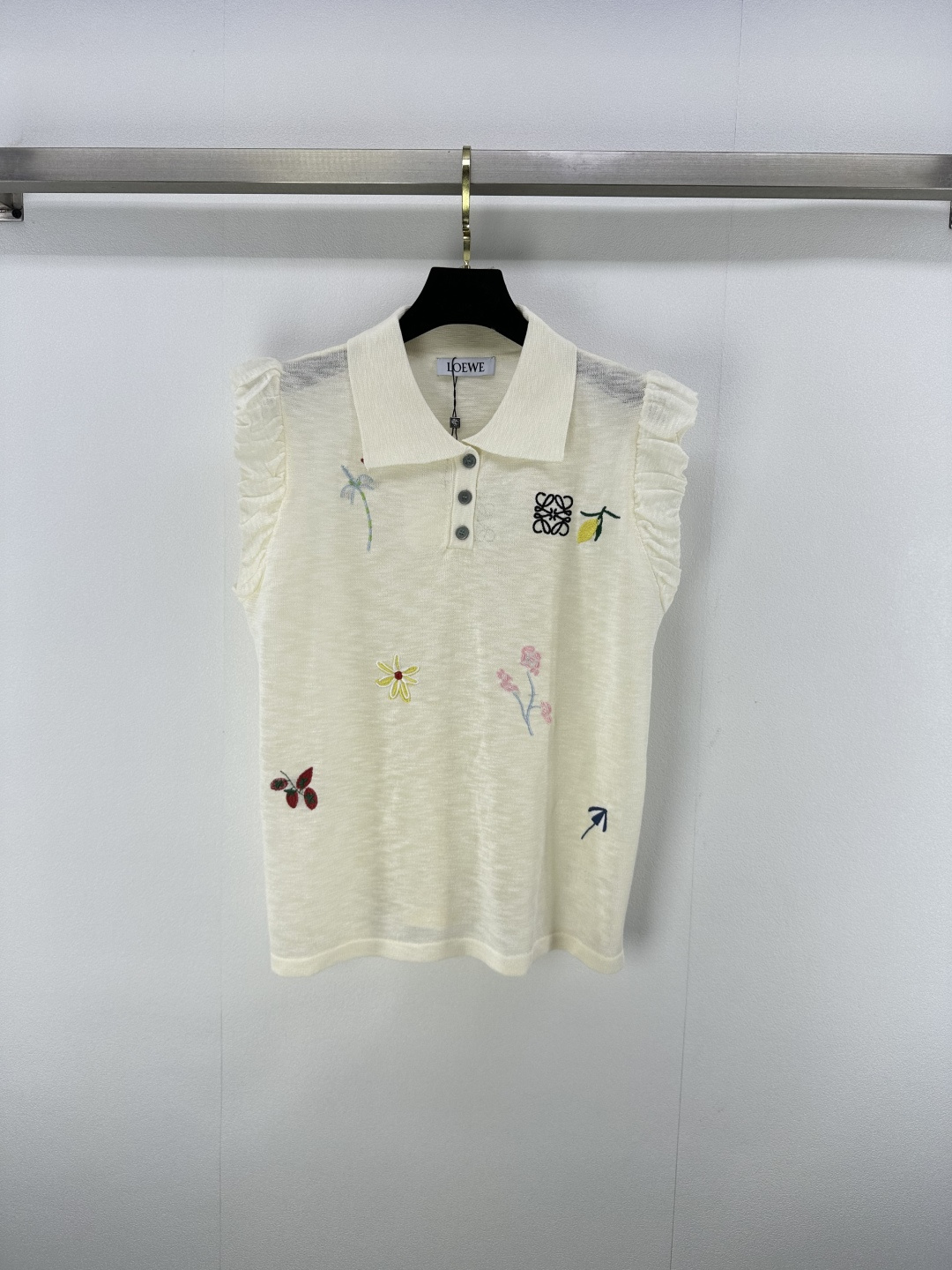 NO:444542,Loew* New details 25 Spring and summer new ruffled lapel vest with ruffled cuffs reveal a cool temperament. Contrasting color logo is eye-catching. The upper body is age-reducing and comfortable. It is versatile and not picky. 2 colors and 3 sizes SML, loewe, alexander wang19860909Loew* 上新细节 25 春夏新款荷叶边翻领背心 荷叶边袖口 透露着气质清凉感 撞色logo抢眼吸睛 上身减龄简洁舒适 百搭不挑人 2色3码SML,,loewe,alexander wang,Women's clothing