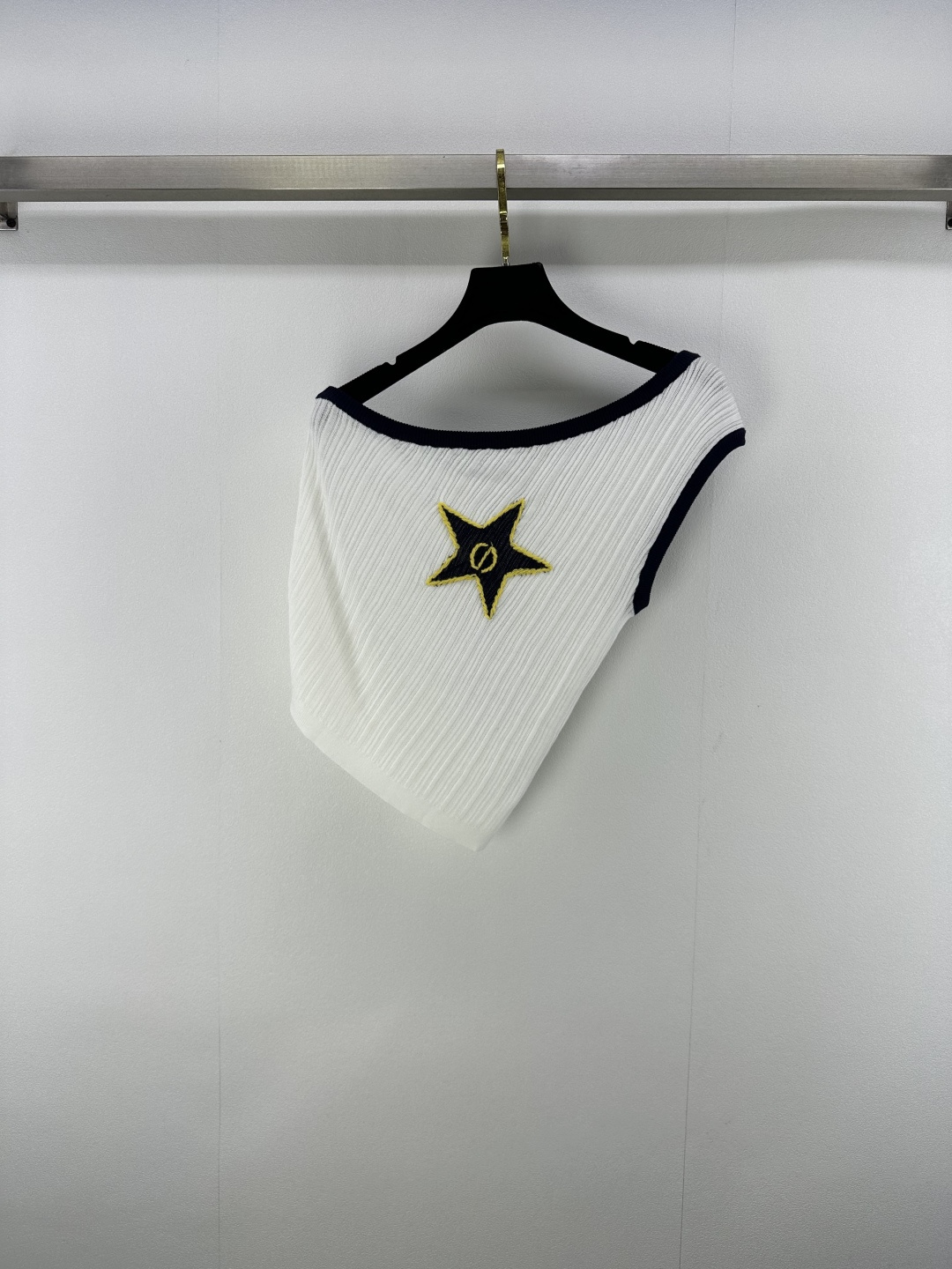 NO:442390,New details on Dio* 25 New summer knitted off-shoulder five-pointed vest in summer. Simple but stylish contrasting design presents. The colliding between colors is a unique interpretation of fashion. Black and yellow intertwined. It has both classic calmness and lively agility. The low-key displays luxury is the concreteness of the brand's soul. 2 colors and 3 codes SML, dior, alexander wang19860909Dio*上新细节 25 夏季新款针织斜肩五角星背心 简约而不失格调的撞色设计呈现 色彩碰撞间是对时尚的独特诠释 黑色与黄色交织 既有着经典的沉稳 又融入了活泼的灵动 低调中彰显奢华是品牌灵魂的具象化 2色3码SML,,dior,alexander wang,Women's clothing