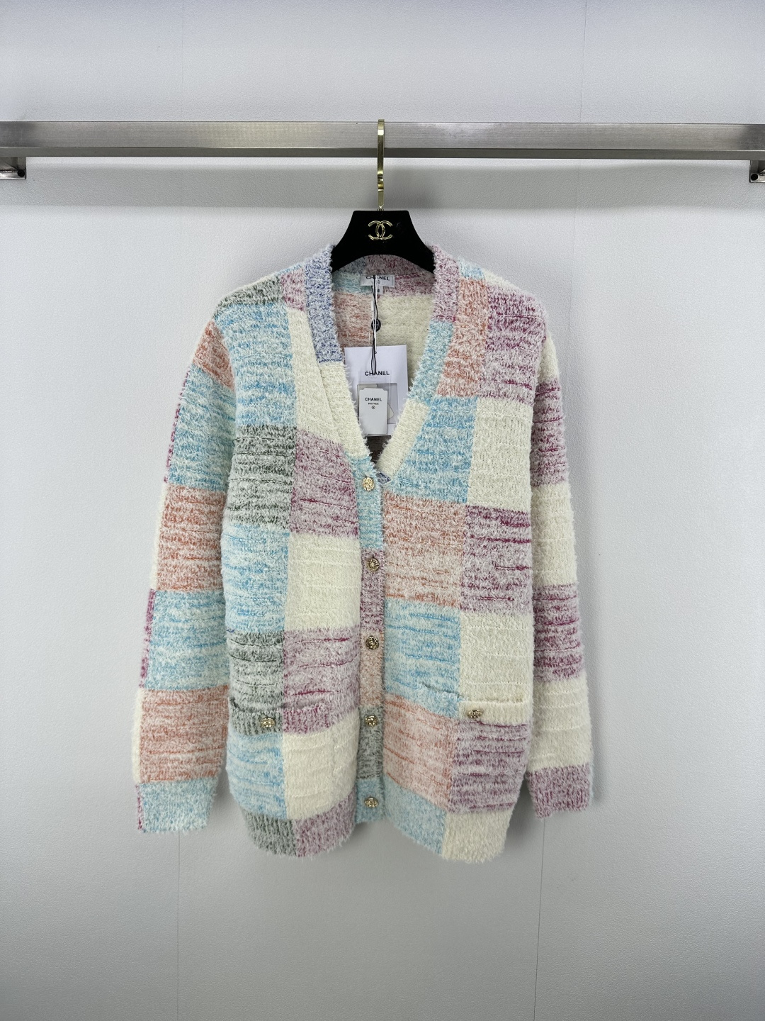 NO:443648,Chane* new details 25 New summer v-neck cardigan Customized YB cotton wool yarn wool yarn soft and skin-friendly Comfortable and stylish YB yarn color and dye Reduce the quality v-neck cardigan style The neckline is properly adjusted to reveal the skin, beautify the head and shoulders proportions to make the body look slimmer, irregular and low saturation color blocks are interlaced, the two colors are optional, the top and bottom echo the decoration is lit, showing taste, elastic style is inclusive, playful and age-reducing, easy to control during daily travel or party 2 colors 3 codes SML, chanel, alexander wang19860909Chane*上新细节 25 夏季新款v领开衫 定制YB棉毛纱线织造 柔软亲肤 舒适有型 YB纱线定色定染 还原品相 v领开衫版型 领口调节恰当露肤 美化头肩比例更显瘦 通体不规则低饱和色块交错 两色可选复古风格强烈 上下呼应装饰点亮 彰显品味 弹力版型包容身材 俏皮减龄显白 日常出行或聚会轻松驾驭 2色3码SML,,chanel,alexander wang,Women's clothing