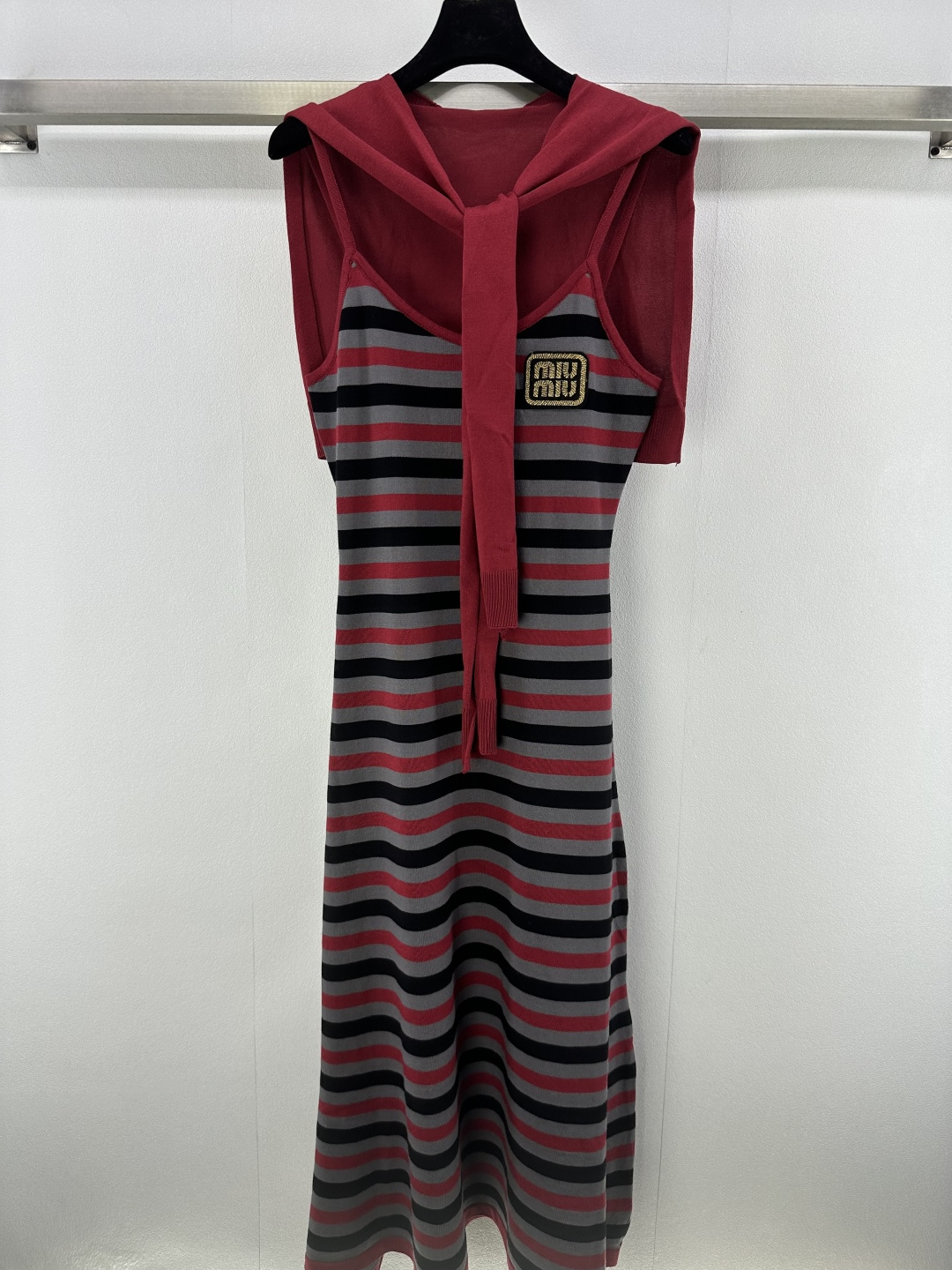 NO:443615,Miumi* New Details 25 Summer Latest Contrast Stripe Knitted Sling Dress!  Positioning contrasting color logo embroidery logo, lace-up design, huge, beautiful, beautiful, striped control, must-have!  Retro and age-reducing girlish temperament 1 color 3 code SML, miumiu, skirts, alexander wang19860909Miumi* 上新细节 25 夏季最新撞色条纹针织吊带裙！定位撞色徽标刺绣logo 系带设计上身巨好看巨好看条纹控必入！文艺复古减龄少女风气质 1色3码SML,,miumiu,skirts,alexander wang,Women's clothing