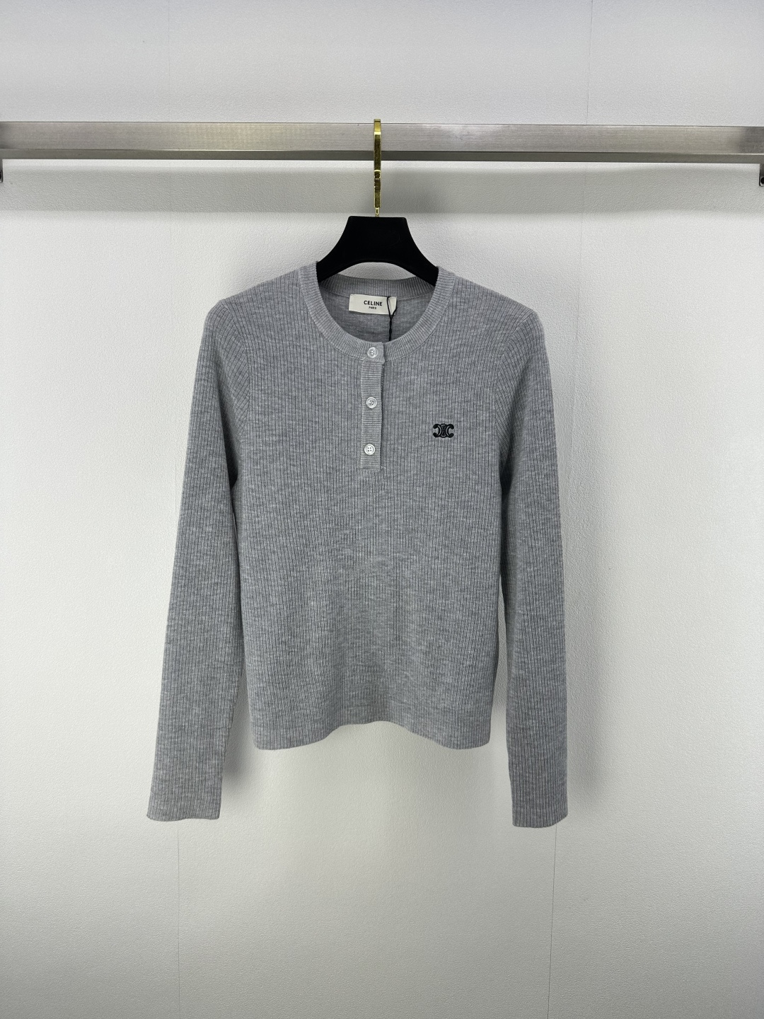 NO:445539,New details on CELIN* 25 Spring and summer new vertical pit strip contrasting color long sleeves!  Classic round neck design, youth contrasting color matching, logo buckle matching, literary atmosphere, slim fit style, leisurely upper body, slim and cover flesh!  3 color 3 code SML, celine, alexander wang19860909CELIN*上新细节 25 春夏新款竖坑条撞色长袖！经典的圆领设计 青春撞色配色 logo扣搭配 文艺的气息 修身版型上身闲适 显瘦遮肉！ 3色3码SML,,celine,alexander wang,Women's clothing