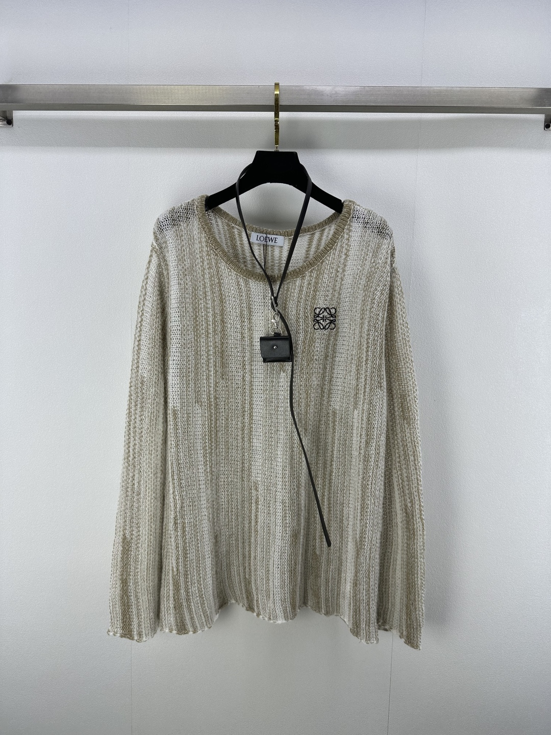 NO:444516,Loew* new details 25 New summer round neck belt long sleeves chest logo embroidery slit hem The finishing touch of the belt is also decorated with small leather pockets. Fashionable temperament. Easy to control in various occasions. The length of the knee can also lengthen the visual sense of body shape. The lower body is missing. Details are online. 2 colors and 3 sizes SML,,loewe,alexander wang19860909loew*上新细节 25 夏季新款圆领腰带长袖 胸前logo刺绣 下摆开叉 腰带点睛之笔还配戴小皮口袋装饰 时髦气质 各种场合轻松驾驭 过膝特别藏肉 衣身长度还可以拉长身材视觉感 下半身失踪感 细节感在线 2色3码SML,,loewe,alexander wang,Women's clothing