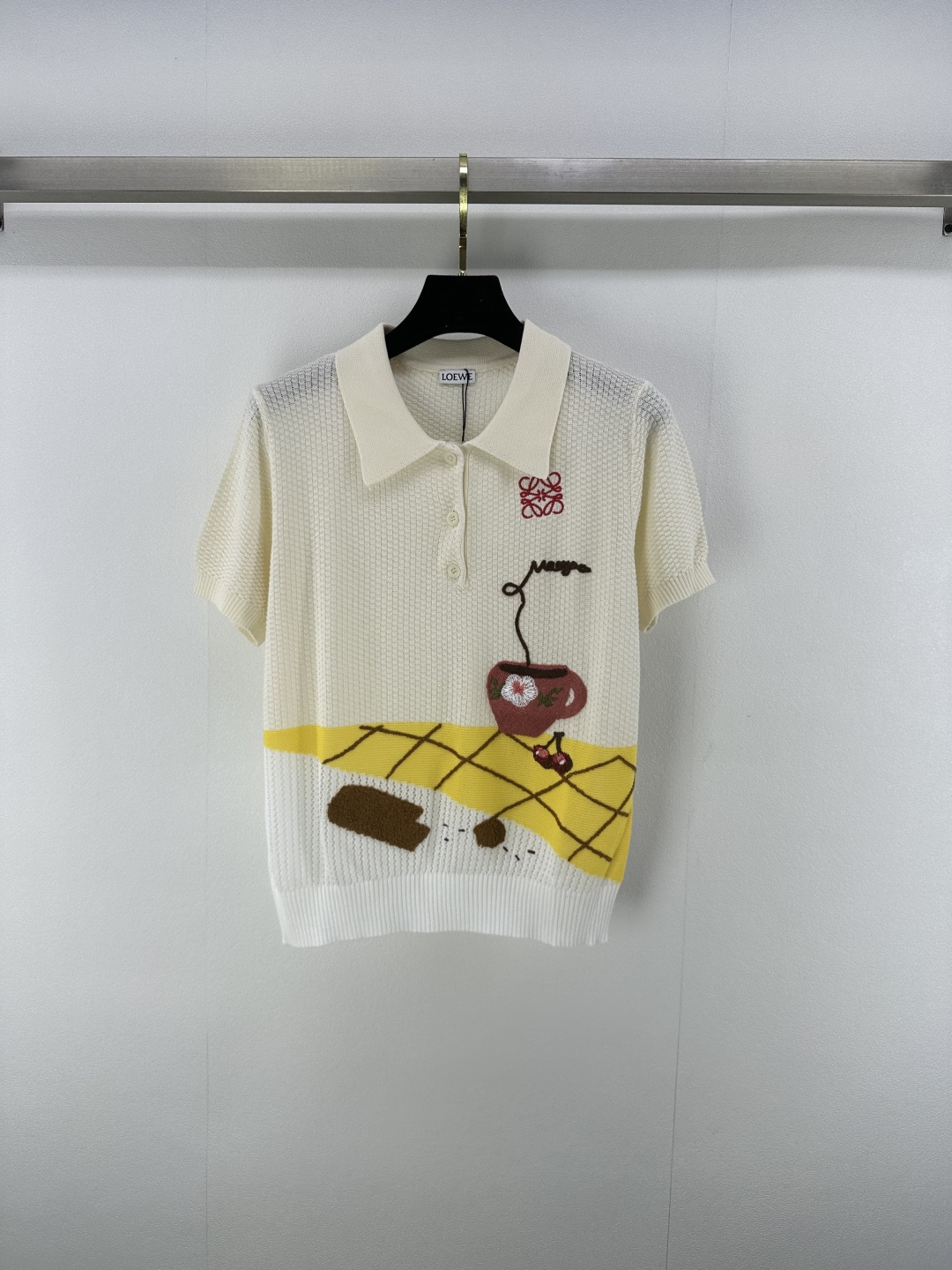 NO:444556,Loew* New details 25 Spring and summer new contrasting polo collar knitted cherry hollow short sleeves!  Positioned embroidered cherry double Glogo!  A must-have item for white and rich beauty!  The style is versatile and not picky, and the temperament of a young girl is reduced. 1 color and 3 size SML, loewe, T-shirt, alexander wang19860909loew*上新细节 25 春夏新款撞色polo领针织樱桃镂空短袖！定位刺绣樱桃双Glogo！白富美必备单品！版型百搭不挑人,减龄少女风气质 1色3码SML,,loewe,T-shirt,alexander wang,Women's clothing