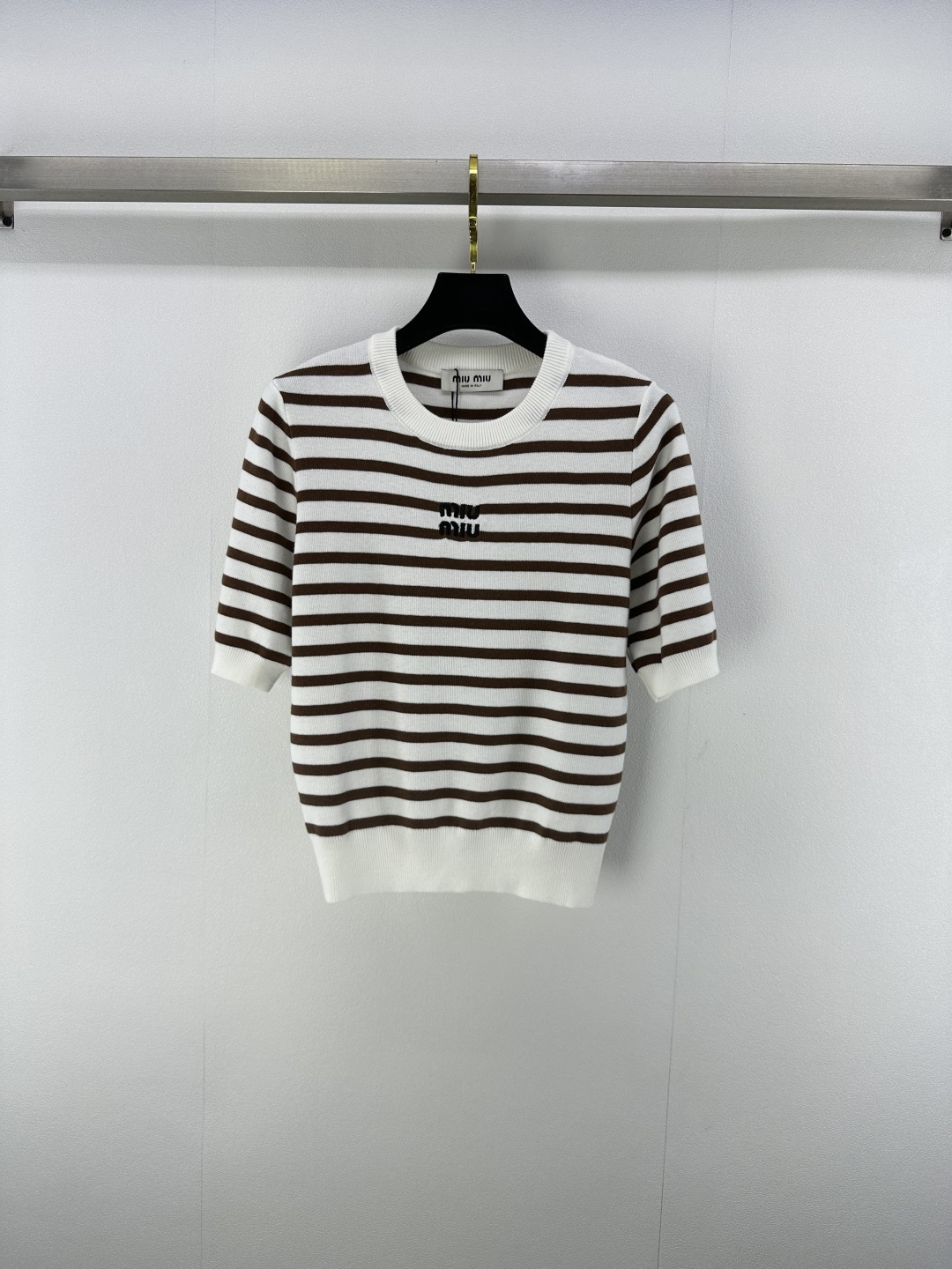 NO:444548,New details on MiuMi* 25 Spring and summer latest contrasting striped round neck knitted short sleeves!  Custom blended yarn weaving, high-quality texture and comfortable, round neck knitted short-sleeved tailoring, large body stripes intertwined chest with iconic letter patterns, highlighting the brand's personality, highlighting the high-end feeling of outfits, elastic texture slimming design, moderate elastic tightness and more refined, and the outfit shows a relaxed tone, and a light and luxurious and fashionable temperament!  2 color 3 code SML, miumiu, T-shirt, alexander wang19860909MiuMi*上新细节 25 春夏最新撞色条纹圆领针织短袖！定制混纺纱线织造 质感高级舒适 圆领针织短袖剪裁 大身条纹交织胸前装点标志性字母图案 彰显品牌个性 凸显穿搭高级感 弹性纹理显瘦设计 松紧适中更显精致 穿搭尽显松弛调性 轻奢时髦气质！ 2色3码SML,,miumiu,T-shirt,alexander wang,Women's clothing