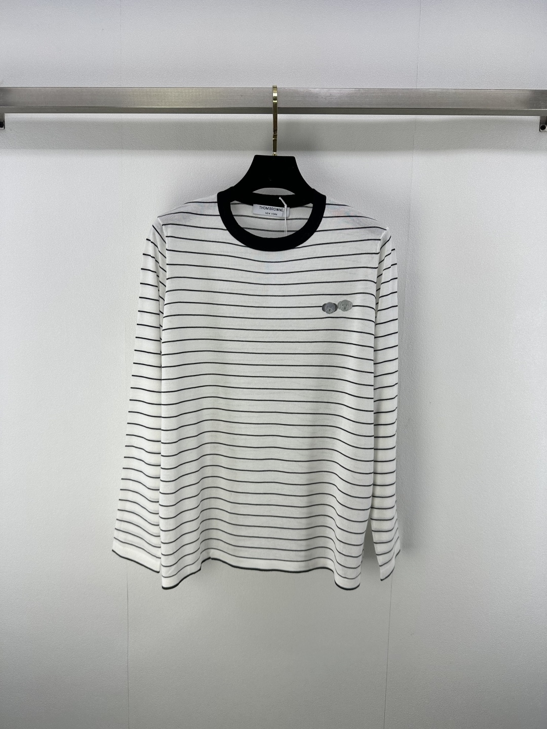 NO:446425,TB* New details 25 Early autumn new striped long sleeves, chest dog embroidery, exquisite regular style, huge slimming on the upper body!  Customized jacquard craftsmanship, low-key and luxurious!  A must-have item for fashionable things unlocks all outfits!  Classic items are fashionable and high-end, and the classic style is versatile and not picky!  2 colors 3 codes SML, alexander wang19860909TB*上新细节 25 早秋新款条纹长袖 胸口狗狗刺绣 精致常规版型上身巨显瘦！定制提花工艺 低调奢华！ 时髦精必备单品解锁所有穿搭！经典单品时髦又高级 经典版型百搭不挑人！ 2色3码SML,,alexander wang,Women's clothing