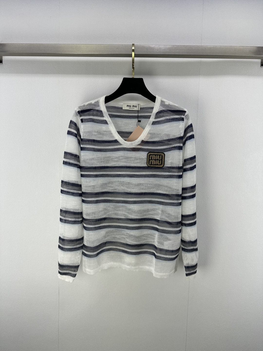 NO:446370,Miumi* new details 25 New summer v-neck hollow knitted long sleeves, contrasting color simple design but very pleasing!  The positioning logo has a retro and fashionable feeling, and the design feels amazing!  White and rich beauty must have versatile items 2 colors and 3 codes SML, miumiu, alexander wang19860909Miumi*上新细节 25 夏季新款v领镂空针织长袖,撞色简约设计却很耐看！定位徽标自带复古时髦感 设计感绝绝子！白富美必备百搭单品 2色3码SML,,miumiu,alexander wang,Women's clothing