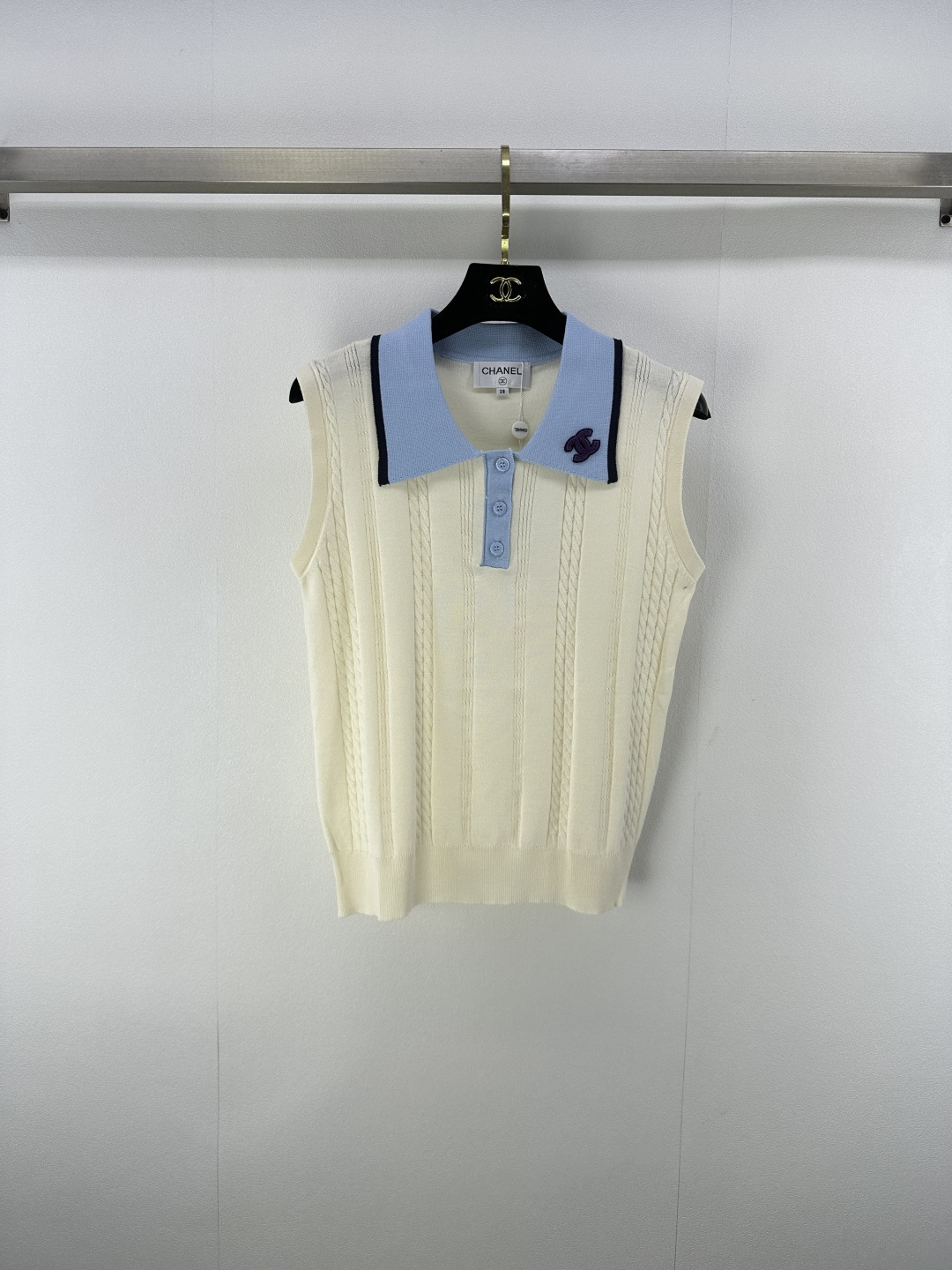 NO:447812,CHANE* New Details 25 Spring and Summer New Knitted Contrast Lapel Vest!  Custom imported yarn weaving, double C logo decorative ready-made garments, along with the thread-pressing design, the hem thread is edged, exquisite and elegant!  2 colors 3 codes SML, chanel, alexander wang19860909CHANE* 上新细节 25 春夏新款针织撞色翻领背心！定制进口纱线织造 双C徽标装饰成衣 沿用压线设计 衣摆螺纹收边 精致又气质！ 2色3码SML,,chanel,alexander wang,Women's clothing