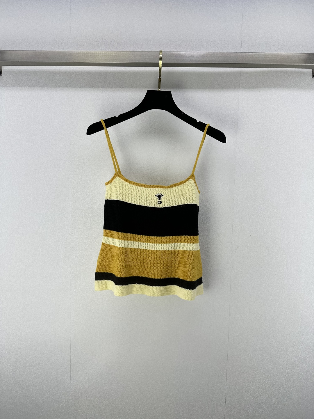 NO:446412,New details on Dio* 25 New summer striped knitted suspender vest, exquisite little bee logo embellishment, a fusion of brand classic and fashion, delicate knitted, skin-friendly and comfortable, whether it is a single wear to show summer style or a layered sense of coat, it can easily interpret French elegance, adding a touch of luxury to the wardrobe 2 colors and 3 codes SML, dior, jackets & coats, alexander wang19860909Dio*上新细节 25 夏季新款条纹针织吊带背心 精致小蜜蜂标志点缀 是品牌经典与时尚的融合 细腻针织 亲肤舒适 无论是单穿展露夏日风情 还是搭配外套打造层次感都能轻松诠释法式优雅 为衣橱增添一抹奢华格调 2色3码SML,,dior,jackets & coats,alexander wang,Women's clothing