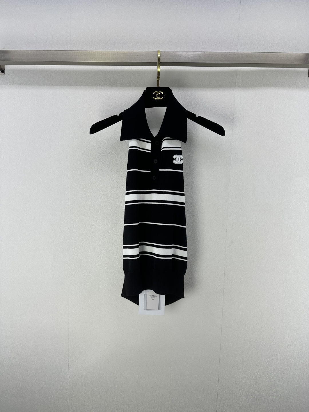 NO:446391,CHANE* New Details 25 Spring and Summer New Knitted Contrast Lapel Halves Neck Vest!  Custom imported yarn weaving, double C logo decorative ready-made garments, along with the thread-pressing design, the hem thread is edged, exquisite and elegant!  3 color 3 code SML, chanel, alexander wang19860909CHANE* 上新细节 25 春夏新款针织撞色翻领挂脖背心！定制进口纱线织造 双C徽标装饰成衣 沿用压线设计 衣摆螺纹收边 精致又气质！ 3色3码SML,,chanel,alexander wang,Women's clothing