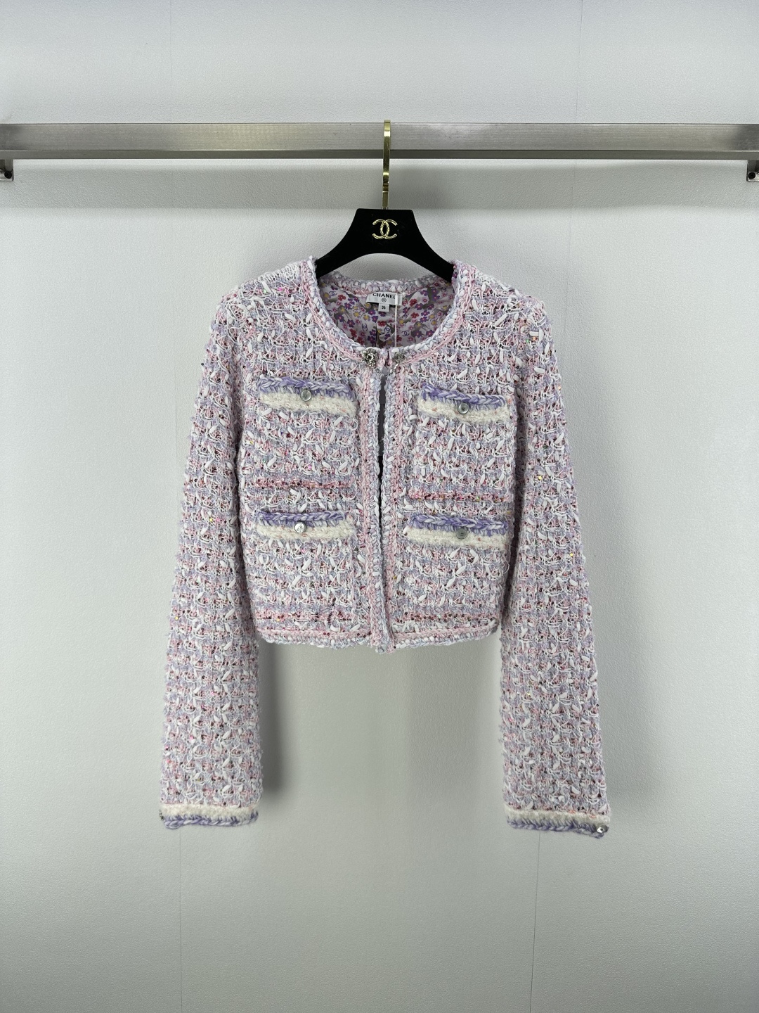 NO:446384,:1 Chane* new details 25 Haute couture handmade workshop series braided silver wire dress cardigan jacket Customized YB imported fine imitation wool material with obvious texture The wool material is visible to the naked eye and the texture is excellent. The thick wool fabric creates a famous style model. The front single row heavy work double C buttons are exquisite pink and blue woven texture, showing luxury and elegance. Silver wire is interspersed between the plaids, shining and elegant, highlighting brand taste, rich design layering, first choice for fashionable and exquisite outfits, 1 color 3 code SML, chanel, jackets & coats, alexander wang19860909:1 Chane*上新细节 25 高定手工坊系列编织银丝洋装开衫外套 定制YB进口精仿羊毛呢材质 肌理明显 毛料肉眼可见 质感上乘 粗花毛呢面料打造名媛风典范 前襟单排重工双C扣精致粉蓝色编织纹理 尽显奢华又不失雅致 银丝穿插于格纹之间 闪耀优雅迷人 突出品牌品味 丰富设计层次感 时髦精穿搭首选 1色3码SML,,chanel,jackets & coats,alexander wang,Women's clothing