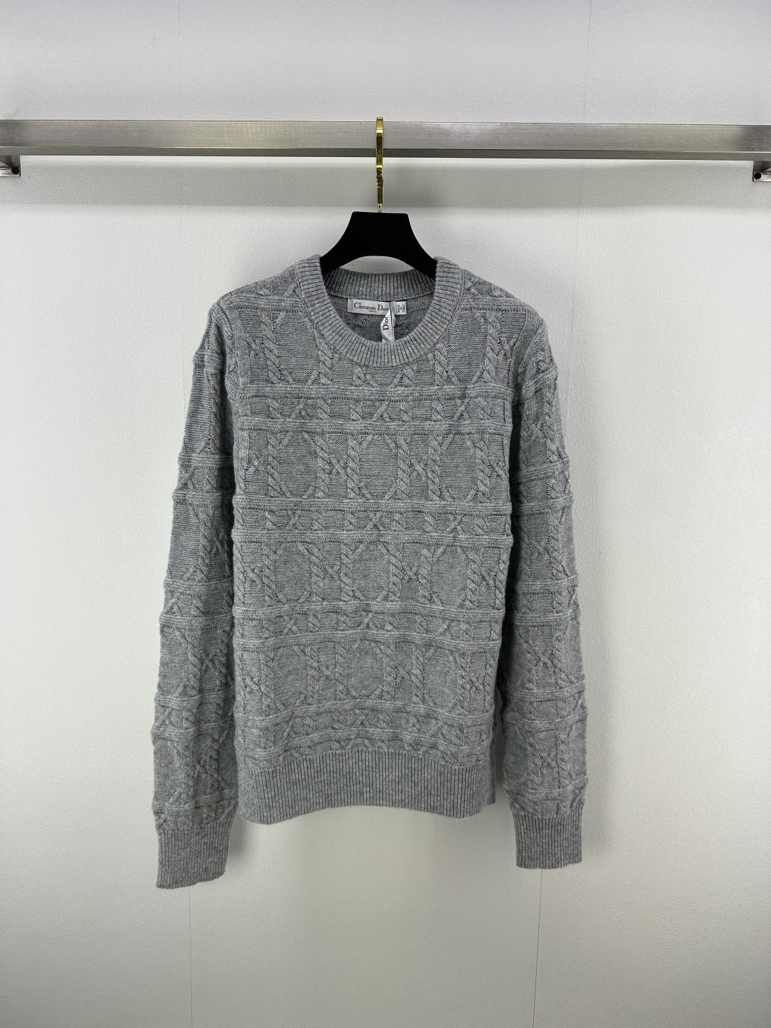 NO:445547,Dio* New Details 25 Spring and Summer Latest Diamond Round Neck Knit Long Sleeves!  Custom imported wool knitted material, comfortable and breathable, overall diamond texture design, add layering of shape, surface auxiliary material development, round neck long-sleeved top cut, regular style to modify the figure, playful upper body to reduce age, easy to control when traveling or gatherings!  4 color 3 code SML, dior, alexander wang19860909Dio* 上新细节 25 春夏最新菱格纹圆领针织长袖！定制进口羊毛针织材质 舒适透气 整体菱格纹肌理设计 增添造型层次感 面辅料开发 圆领长袖上衣剪裁 常规版型修饰身材 上身俏皮减龄 日常出行或轻松聚会轻松驾驭！ 4色3码SML,,dior,alexander wang,Women's clothing