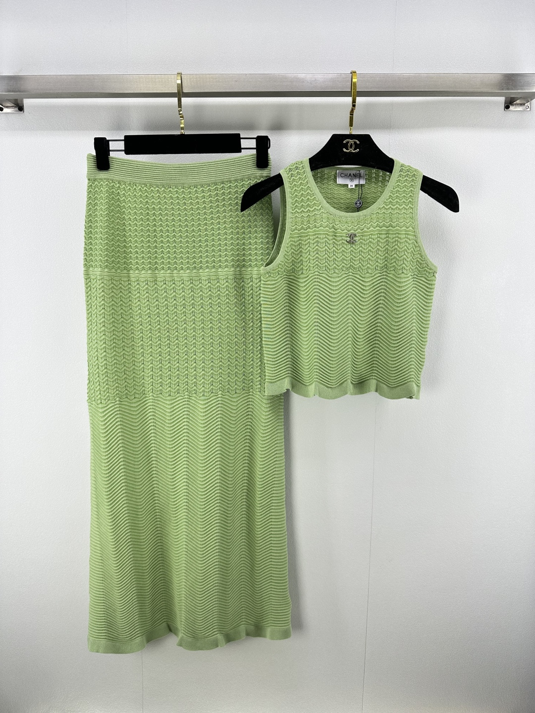 NO:446387,Chane* new details 25 Summer new French retro holiday style green suit Round necklace vest + wavy texture slit long skirt Set with a sense of atmosphere Full of high-end feeling Gentle and romantic Simple sleeveless top style Hem texture embellishment Summer refreshing. 1 color 3 size SML, chanel, skirts, alexander wang19860909Chane*上新细节 25 夏季新款法式复古度假风绿色套装 圆领花边背心+波浪纹理开叉长裙 自带氛围感的套装 高级感满满 温柔浪漫 简洁的无袖上衣款式 下摆纹理点缀 夏日清爽. 1色3码SML,,chanel,skirts,alexander wang,Women's clothing