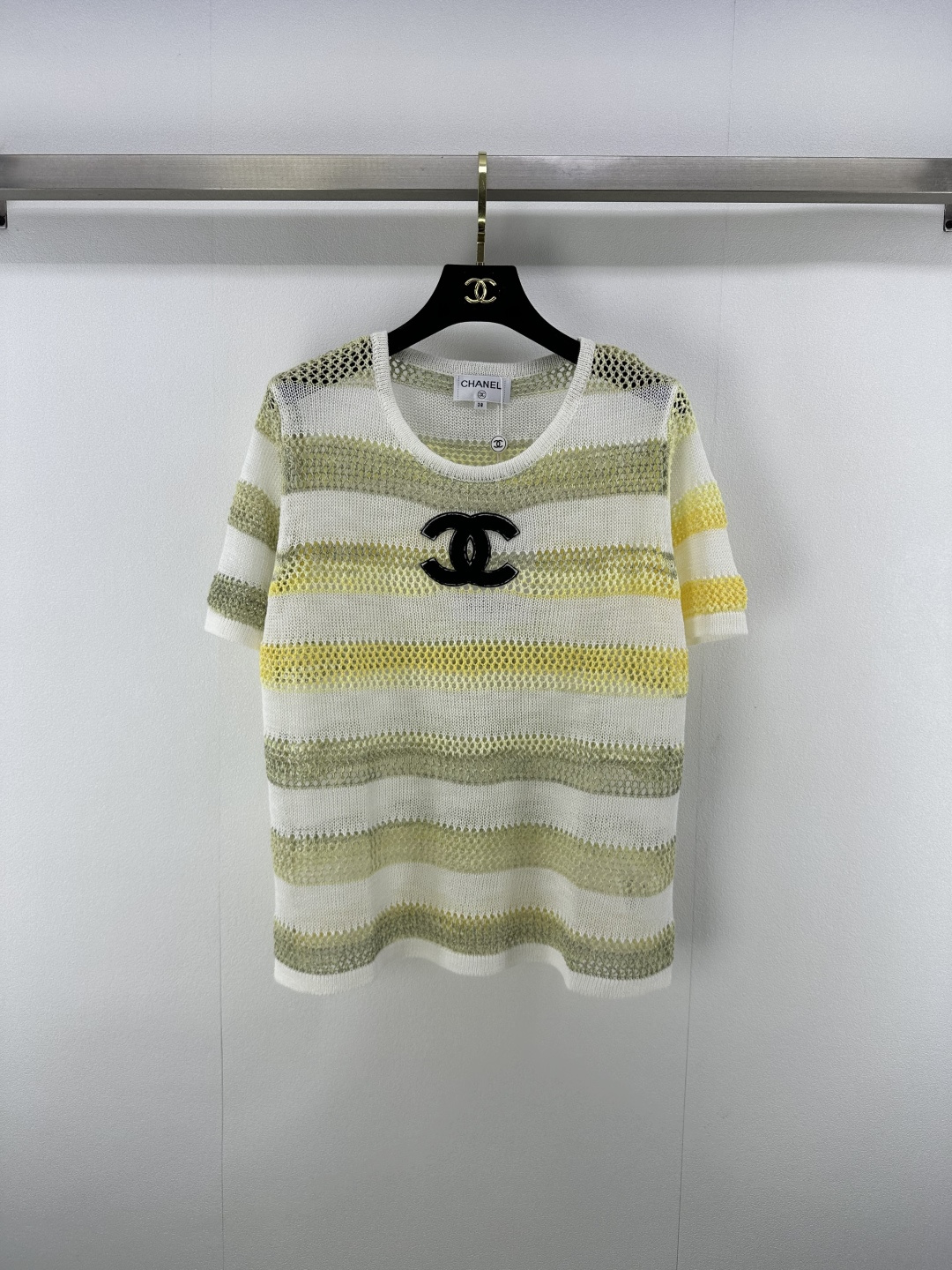 NO:445561,Chane* New Details 25 Spring and Summer Newest Round Neck Hollow Knitted Short Sleeves!  Customized YB blended material woven, soft and skin-friendly, comfortable and stylish, the collar cuffs are edging threads echo the hem, the contrasting letter embroidered logo decoration on the chest, the short style is not picky!  2 color 3 code SML, chanel, T-shirt, alexander wang19860909Chane*上新细节 25 春夏最新圆领镂空针织短袖！定制YB混纺材质织造 柔软亲肤 舒适有型 通体领口袖口包边螺纹与下摆呼应 胸前撞色字母刺绣徽标装饰 短款版型不挑人！ 2色3码SML,,chanel,T-shirt,alexander wang,Women's clothing