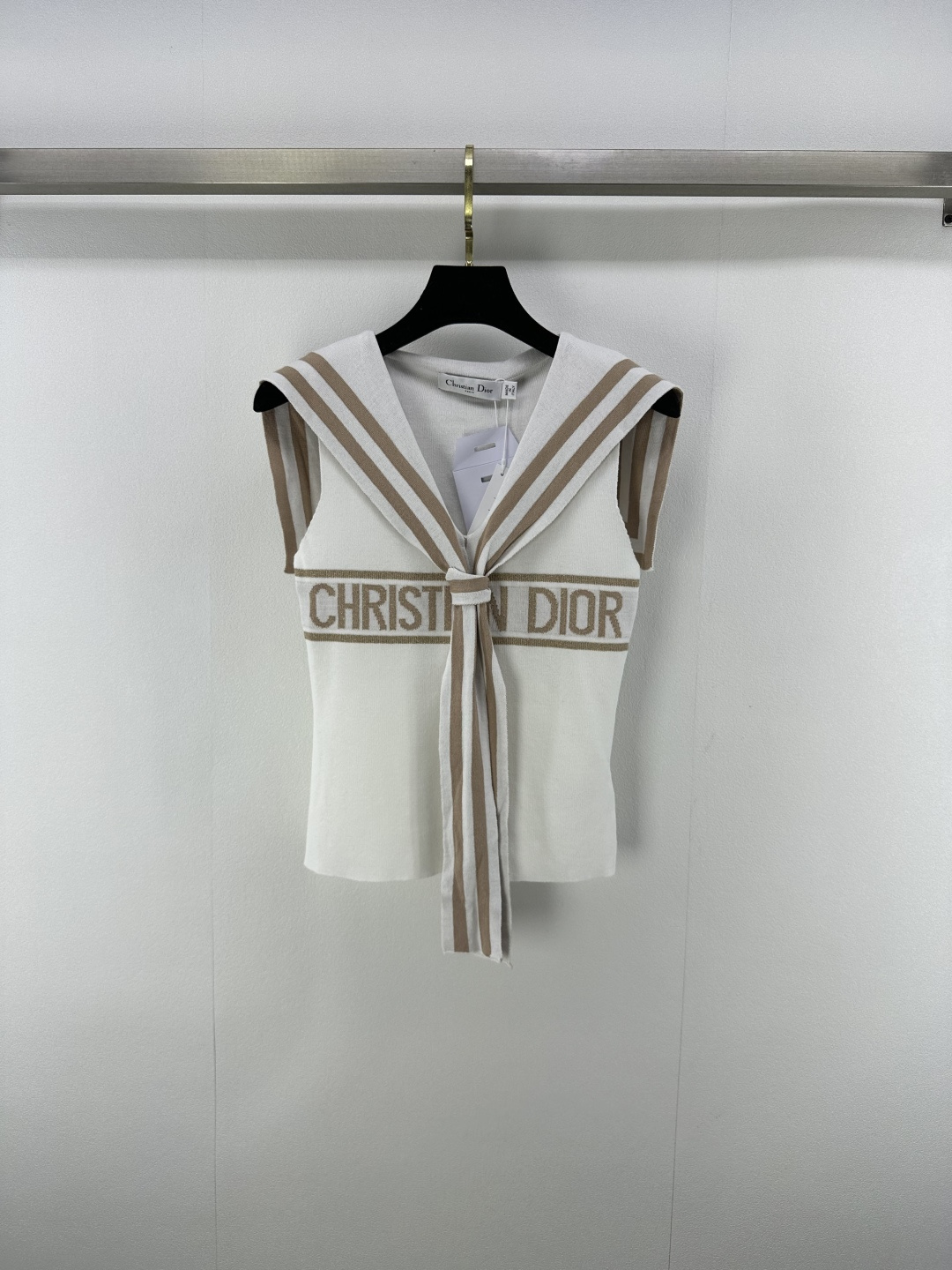 NO:445575,Dio* new details 25 New summer shawl collar striped knitted vest Customized YB imported yarn weaving dense fine needle craftsmanship Comfortable and stylish Shawl knitted vest cut The big body forms a response The striped tie shawl shows the charm of navy style The chest is embroidered with hook-and-embroidered letter logo to enhance texture and increase brand style Regular slim fit style The upper body is full of Korean style, transformed into a young idol heroine 1 color 3 SML, dior, ties, shawls, alexander wang19860909Dio*上新细节 25 夏季新品披肩领条纹针织背心 定制YB进口纱线织造 密实细针工艺 舒适有型 披肩针织背心剪裁 大身两色形成呼应 条纹系带领带披肩尽显海军风魅力 胸前点缀钩花刺绣字母徽标 提升质感 增加品牌格调 常规修身版型 上身满满韩系范儿 化身青春偶像女主 1色3码SML,,dior,ties,shawls,alexander wang,Women's clothing