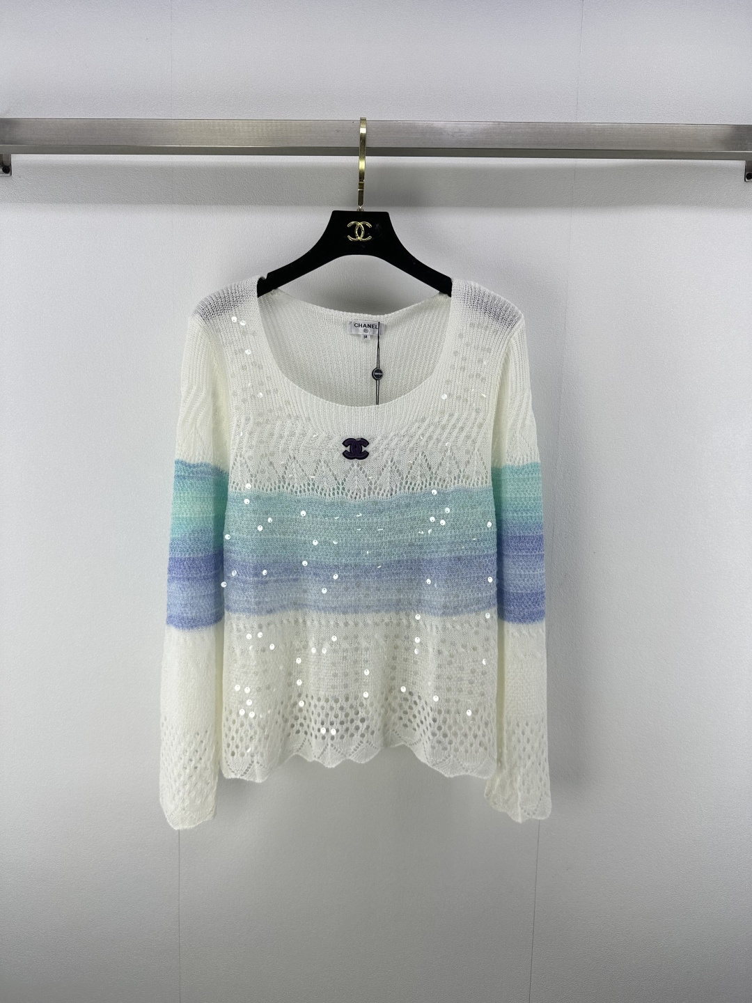 NO:445583,Chane* New details 25 New summer heavy industry sequin square collar long sleeves!  Heavy industry is extremely luxurious!  Imported yarn Swiss woven craftsmanship, sequins inlaid with low-key luxury and high-end feel!  The loose style is casual and elegant. It is classic and not picky about others. It looks slim!  2 colors 3 codes SML, chanel, alexander wang19860909Chane* 上新细节 25 夏季新款重工亮片方领长袖！重工奢华绝绝子！进口纱线瑞士机织工艺,亮片镶嵌低调奢华的高级感！宽松版型随性优雅.经典不挑人上身超显瘦！ 2色3码SML,,chanel,alexander wang,Women's clothing