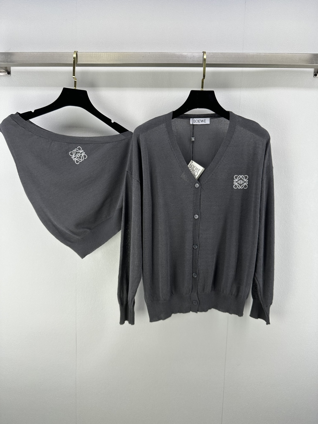 NO:445589,New details on Loew* 25 The latest two-piece suit for summer, off-shoulder vest + v-neck cardigan!  The totem logo on the chest is sexy and sweet. It is refreshing and not stuffy in summer. It is simple and energetic when going out on the street every day!  2 color 3 code SML, loewe, alexander wang19860909Loew*上新细节 25 夏季最新两件套套装 斜肩背心+v领开衫！胸口撞色图腾logo 性感不失甜美 夏日清爽不闷热,日常出街简单又具有活力！ 2色3码SML,,loewe,alexander wang,Women's clothing